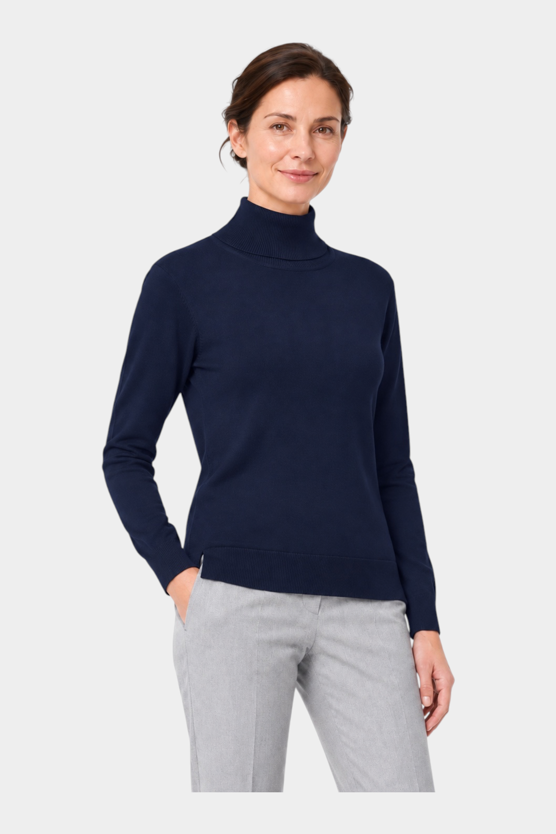 Dolcevita da donna blu in filo firmato Follower SRL indossato da una modella con pantaloni grigi