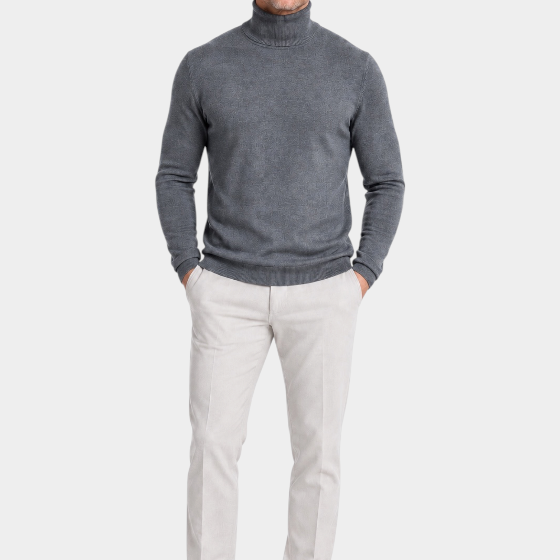 Modello indossa dolcevita grigio in filo Ragno di Follower SRL con pantaloni chiari e scarpe eleganti marroni