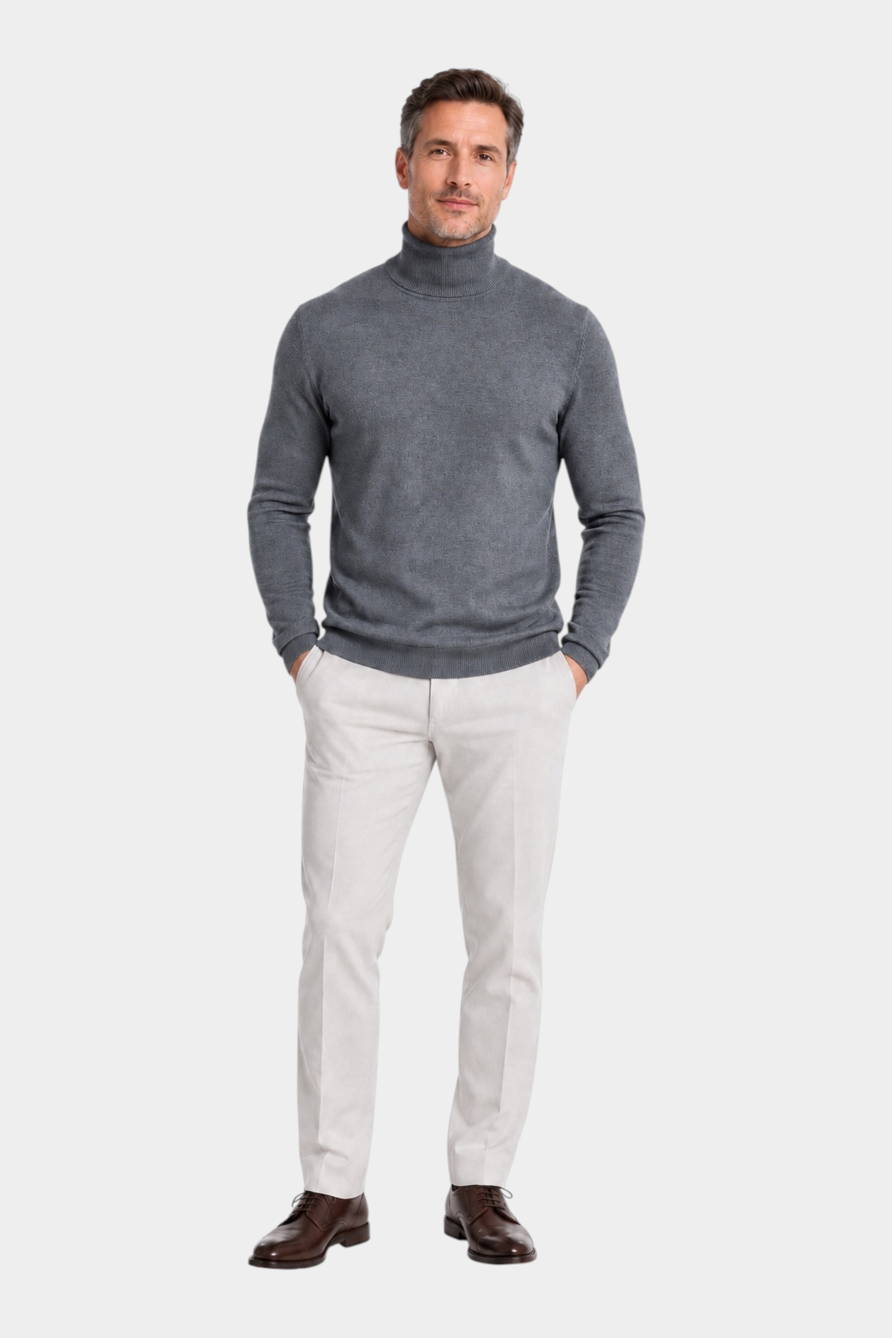 Modello indossa dolcevita grigio in filo Ragno di Follower SRL con pantaloni chiari e scarpe eleganti marroni