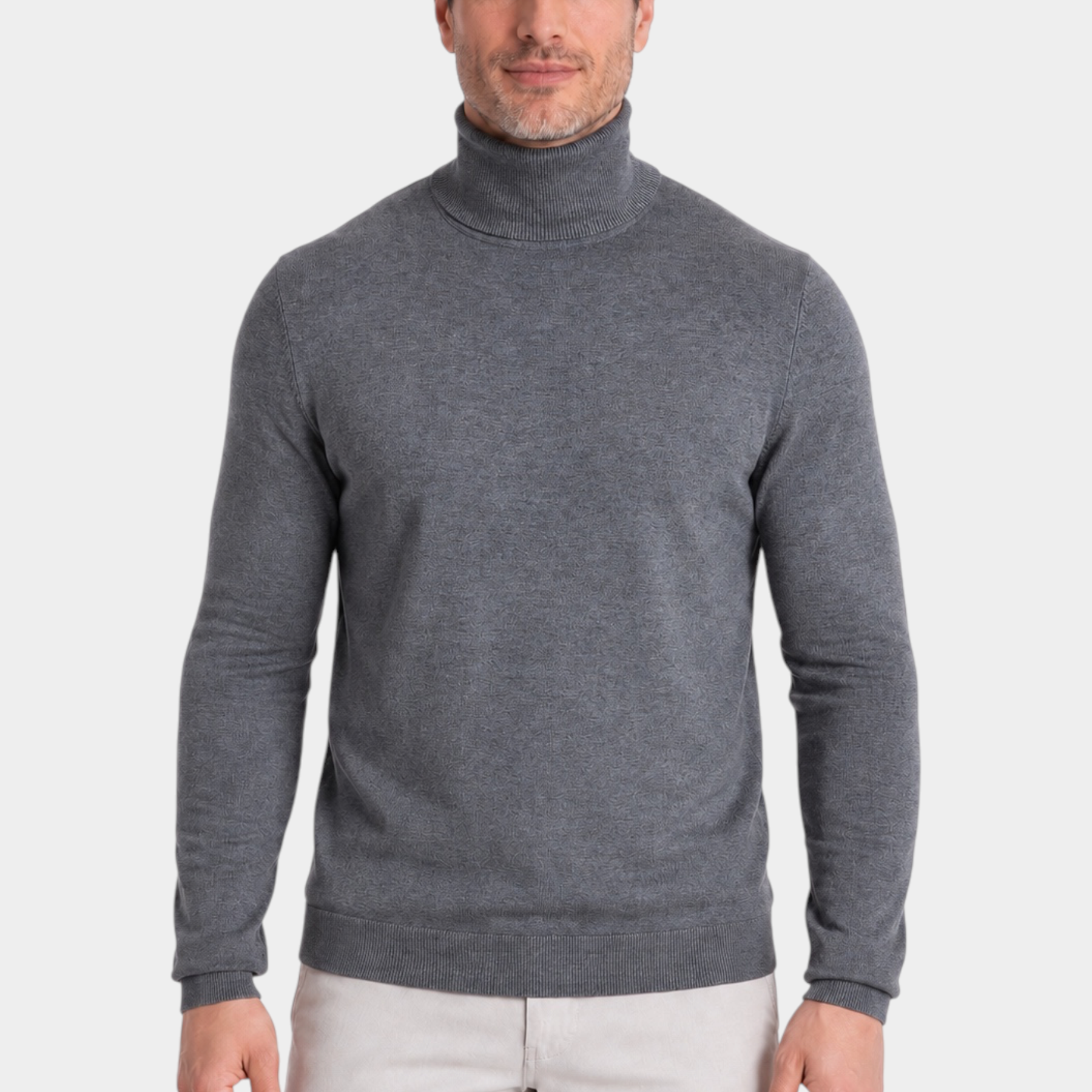 Modello indossa un dolcevita grigio in filo RAGNO proposto da Follower SRL, maglia a collo alto elegante e versatile