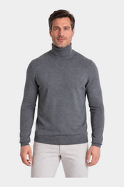 Modello indossa un dolcevita grigio in filo RAGNO proposto da Follower SRL, maglia a collo alto elegante e versatile