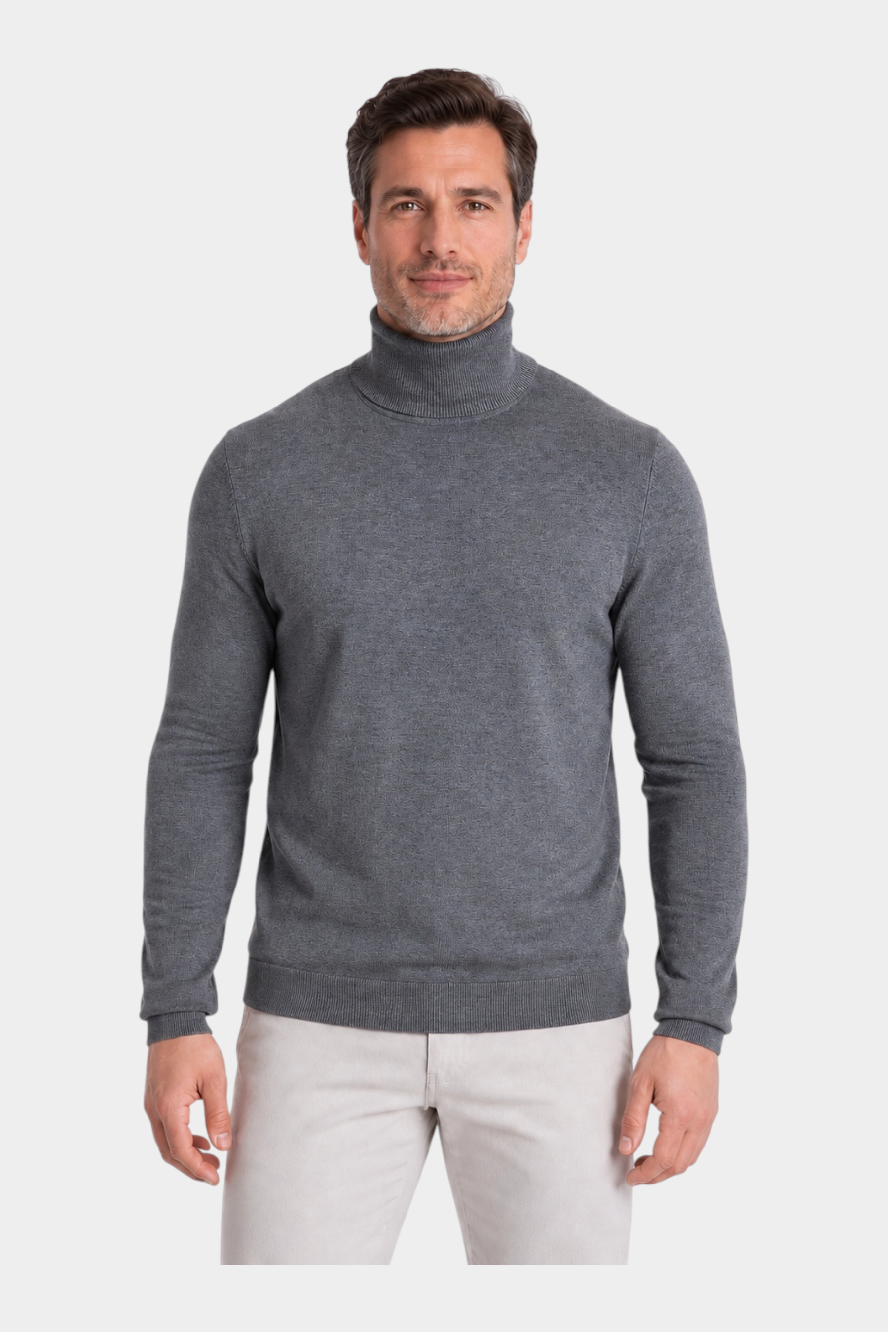 Modello indossa un dolcevita grigio in filo RAGNO proposto da Follower SRL, maglia a collo alto elegante e versatile