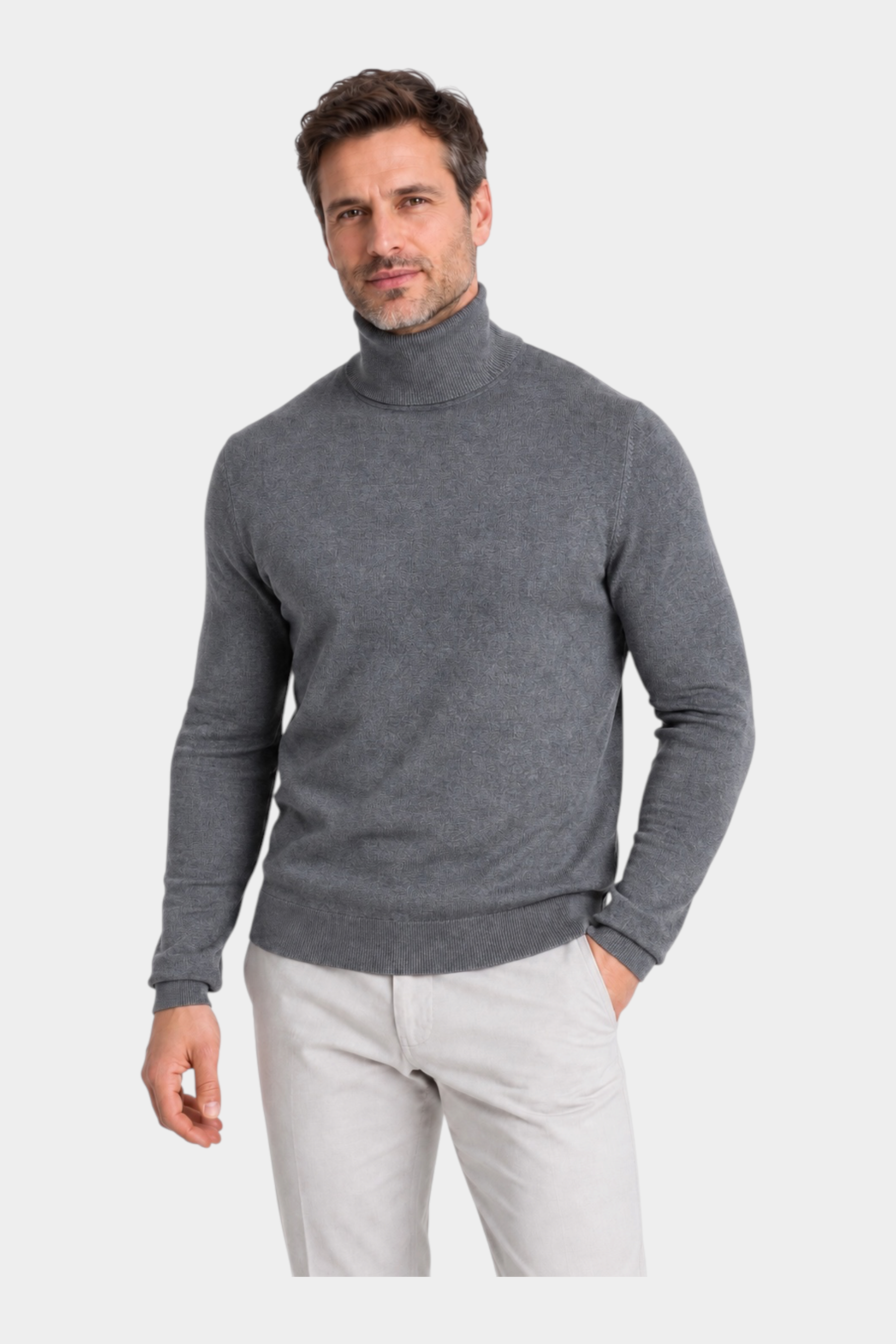 Modello indossa dolcevita grigio in filo Ragno proposto da Follower SRL, maglione a collo alto elegante e versatile