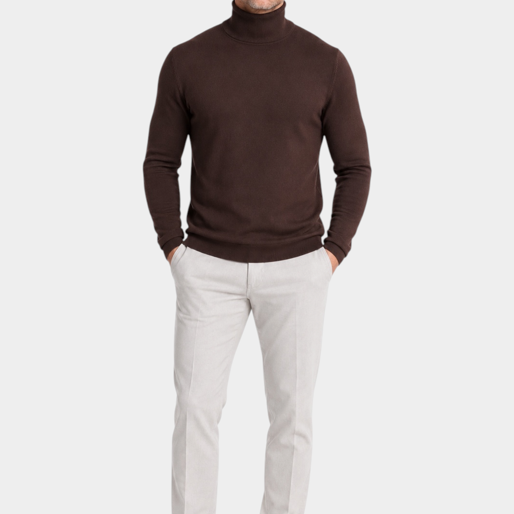 Modello indossa dolcevita marrone in filo RAGNO di Follower SRL con pantaloni chiari e scarpe eleganti