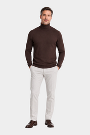 Modello indossa dolcevita marrone in filo RAGNO di Follower SRL con pantaloni chiari e scarpe eleganti
