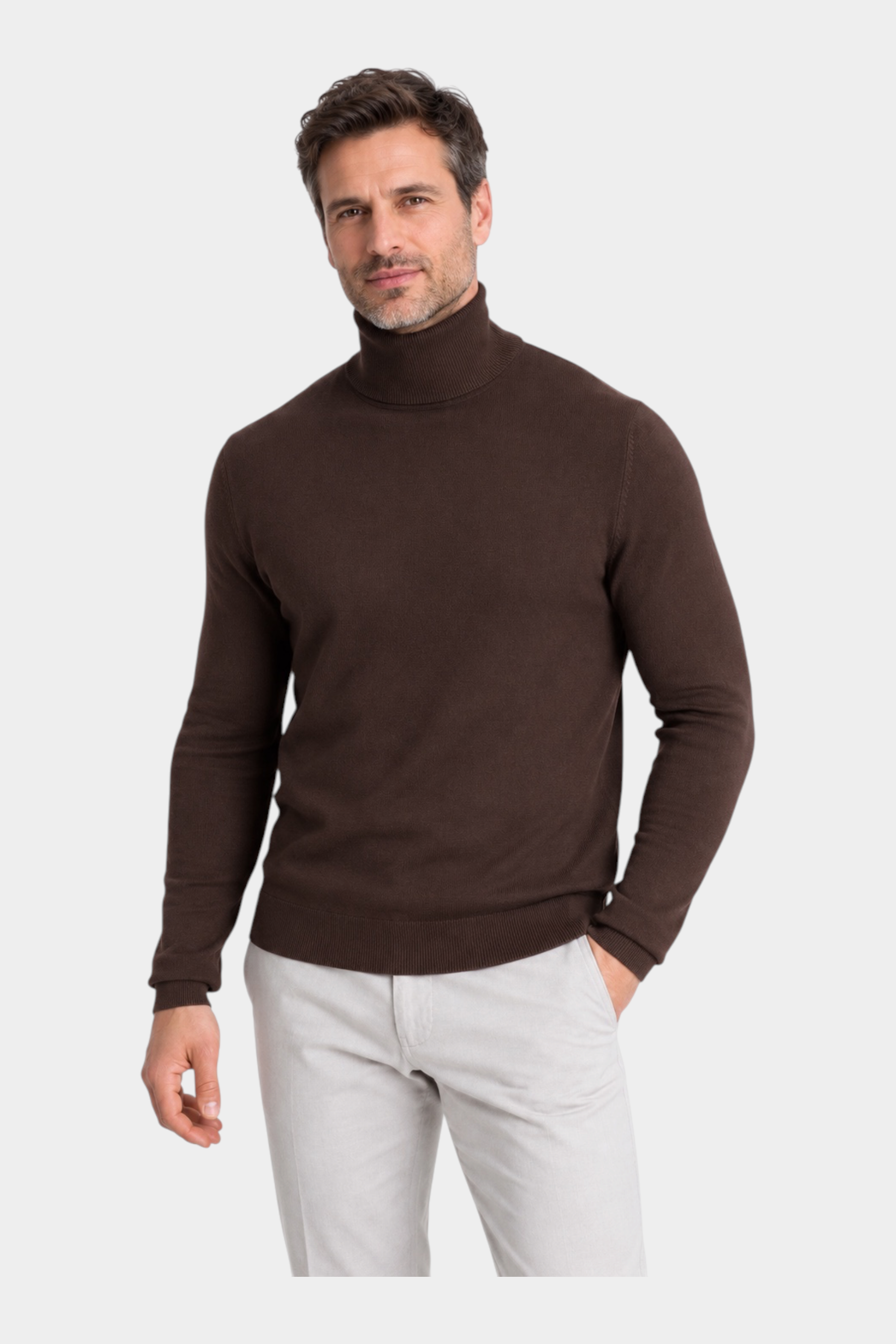 Modello indossa dolcevita marrone in filo di cotone a collo alto firmato Follower SRL su pantaloni chiari