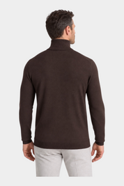 Vista posteriore di un maglione dolcevita marrone in filo di Follower SRL indossato da un uomo
