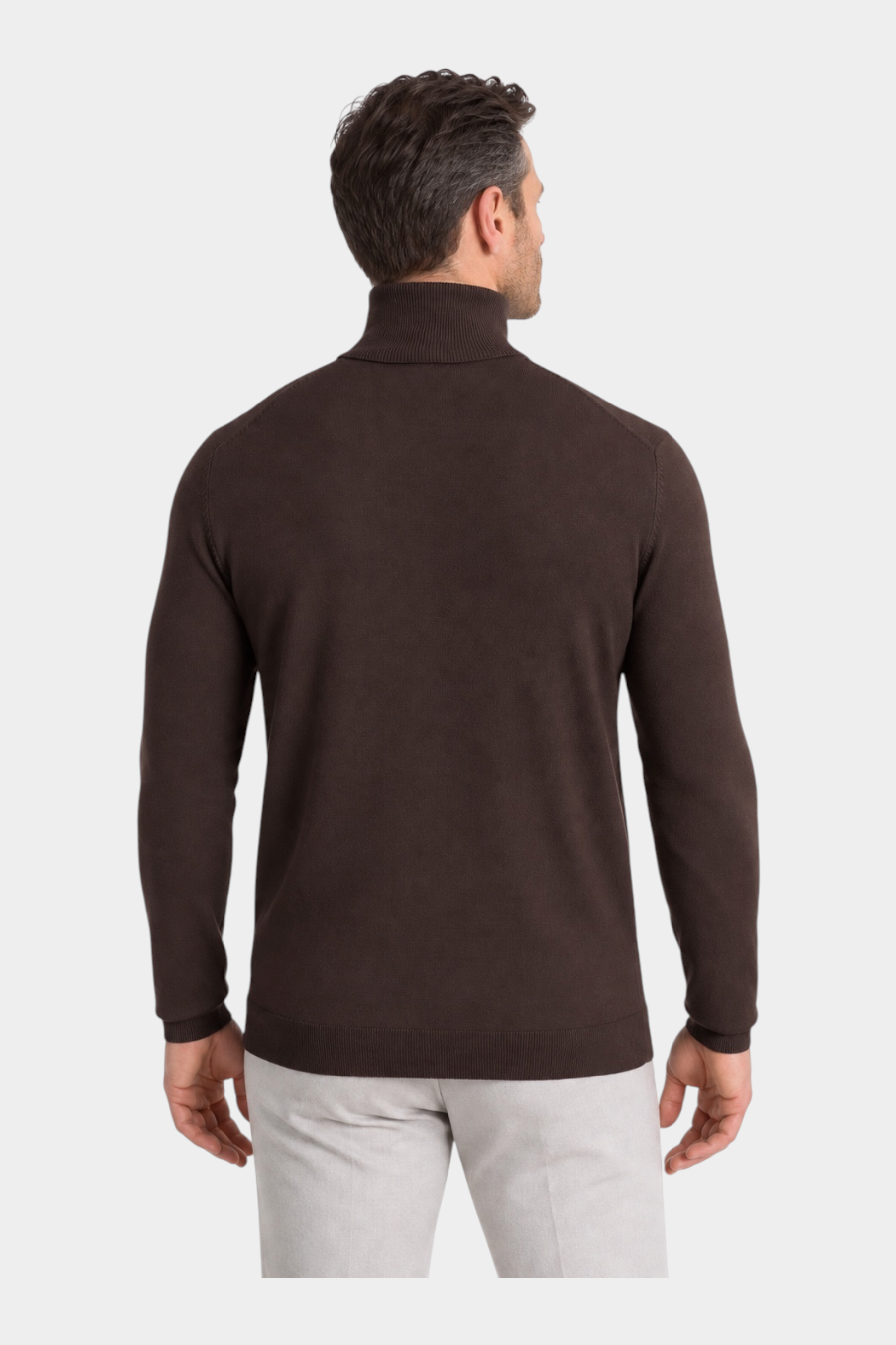 Vista posteriore di un maglione dolcevita marrone in filo di Follower SRL indossato da un uomo
