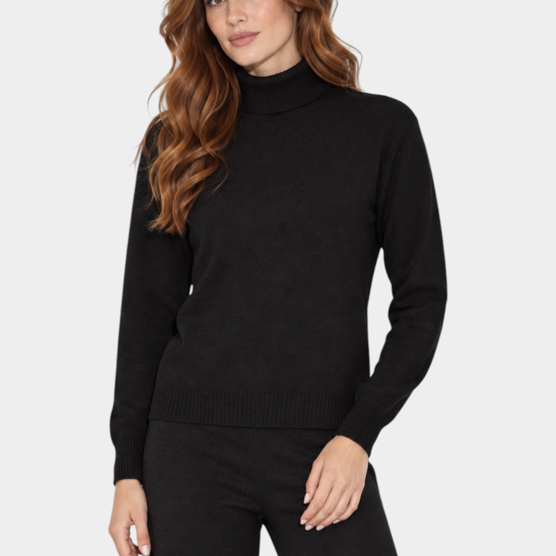 Modella indossa un dolcevita nero a maniche lunghe Follower SRL in maglia fine con collo alto