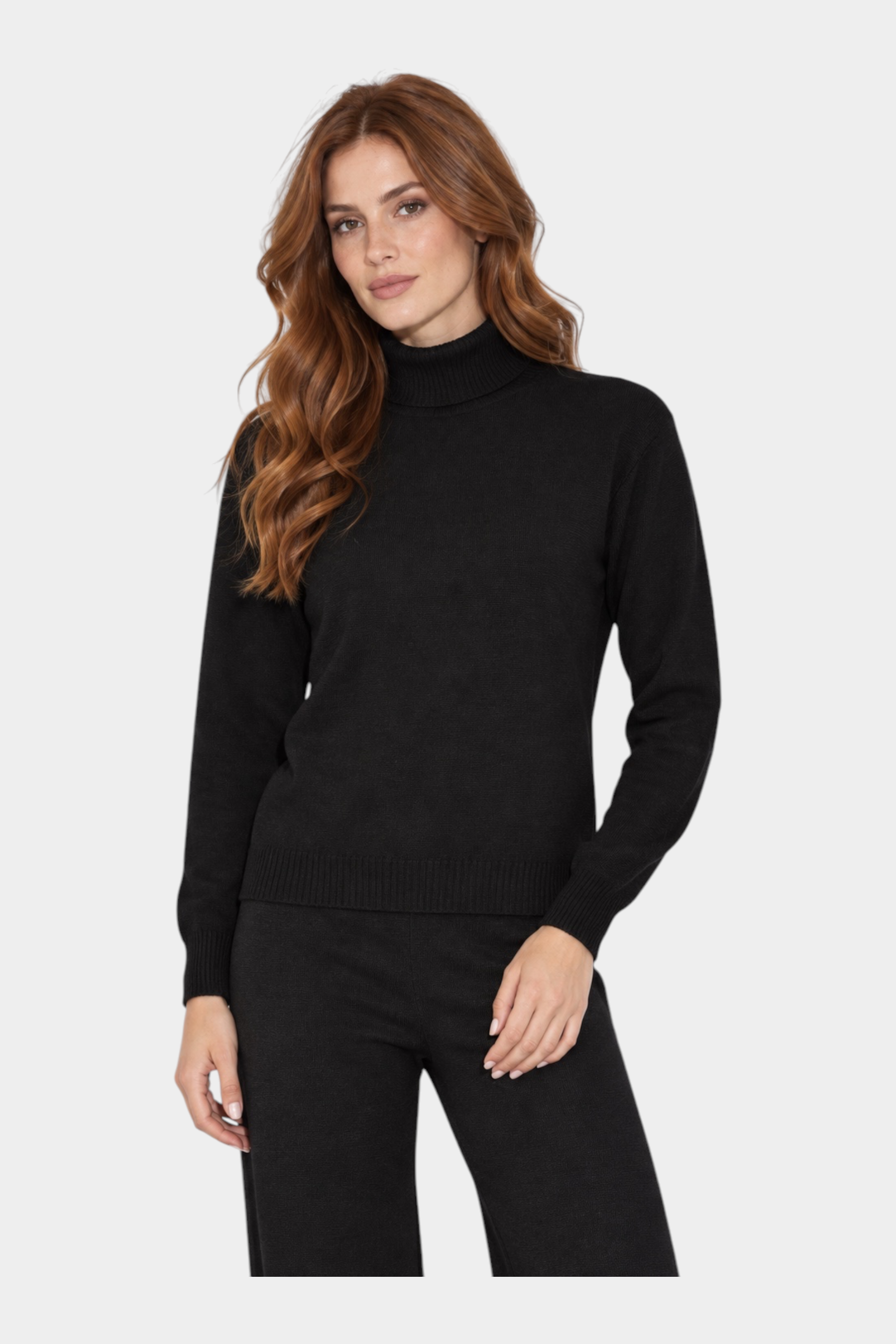 Modella indossa un dolcevita nero a maniche lunghe Follower SRL in maglia fine con collo alto