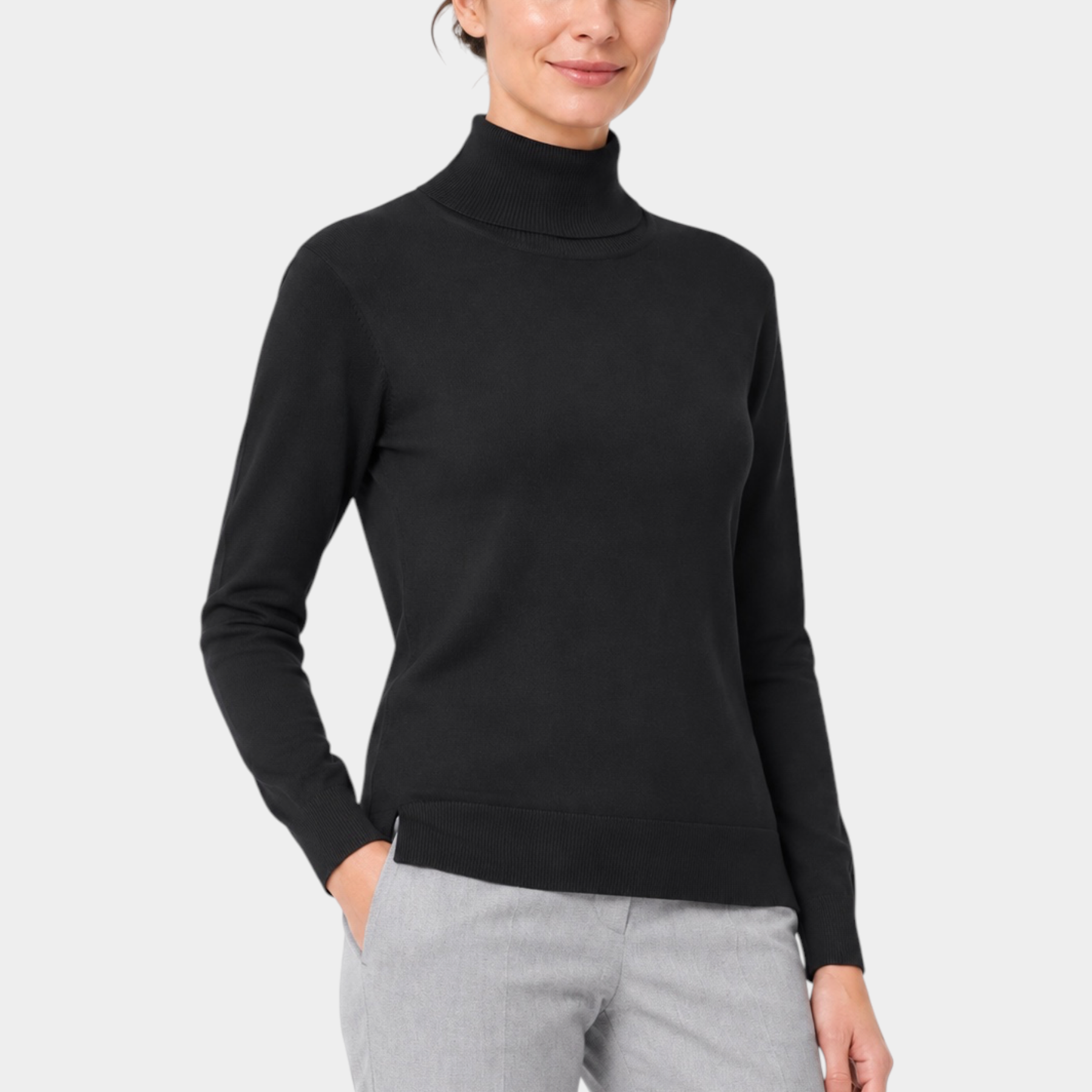 Donna che indossa un dolcevita nero in filo Ragno, elegante e aderente, ideale per un look casual chic.