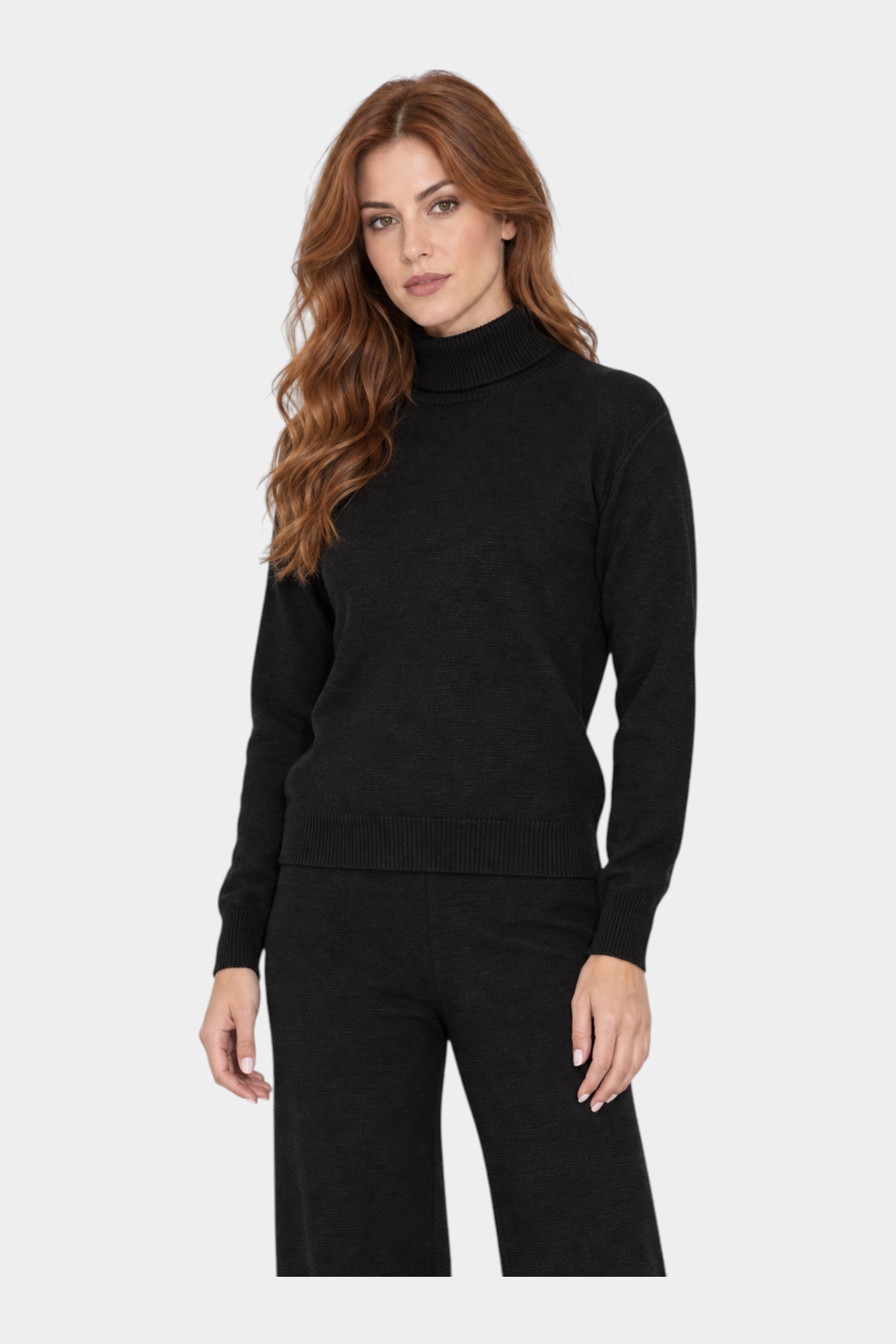 Modella indossa un dolcevita nero a maniche lunghe Follower SRL con collo alto in maglia fine