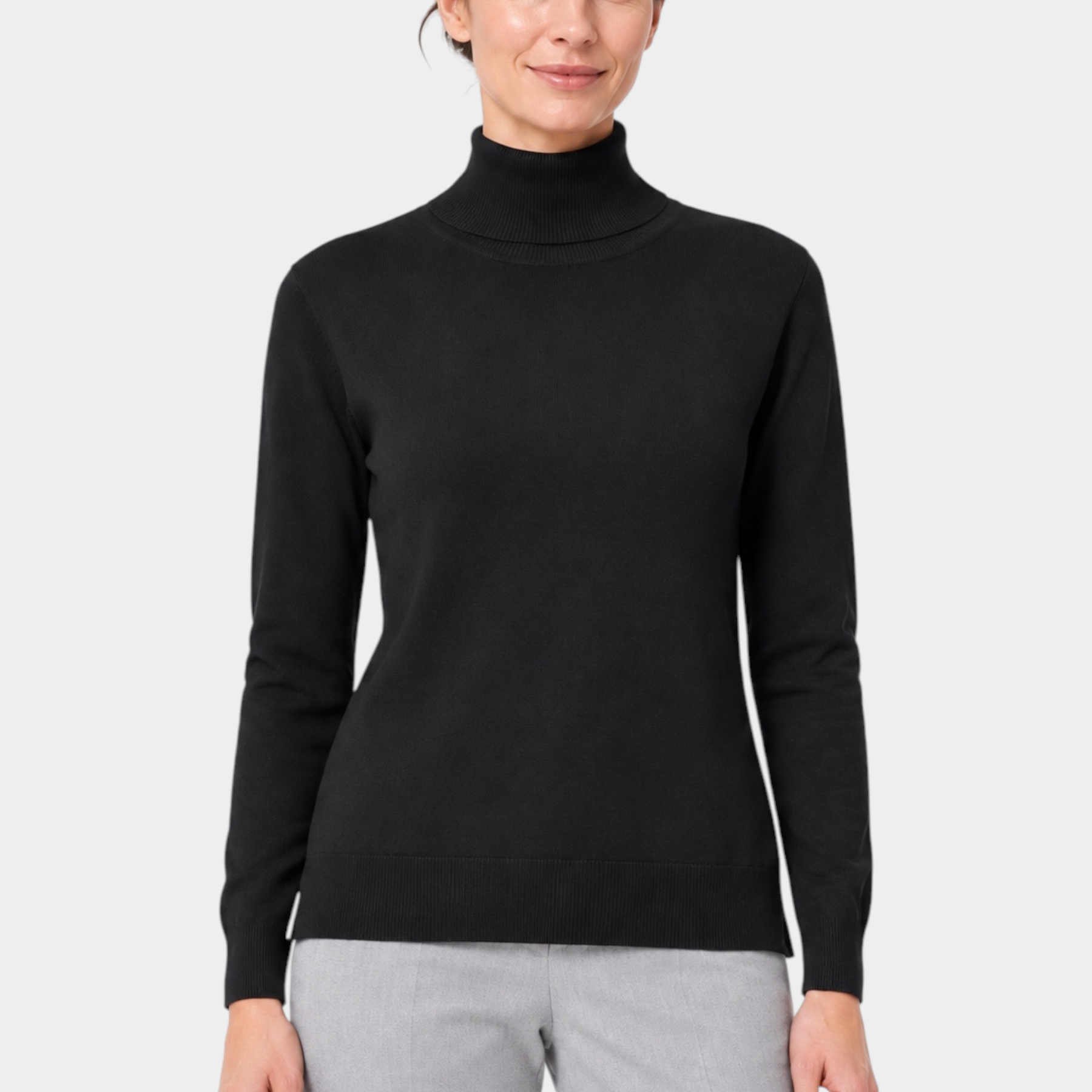 Modella indossa un dolcevita nero in filo Ragno proposto da Follower SRL, maglia a collo alto elegante e versatile.