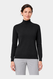 Modella indossa un dolcevita nero in filo Ragno proposto da Follower SRL, maglia a collo alto elegante e versatile.