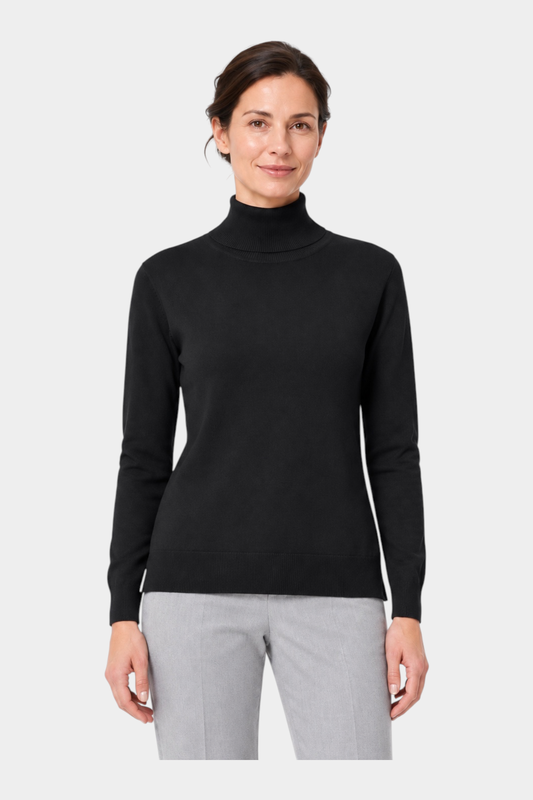 Modella indossa un dolcevita nero in filo Ragno proposto da Follower SRL, maglia a collo alto elegante e versatile.