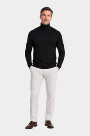 Modello indossa dolcevita nero in filo Ragno con pantaloni chiari e scarpe eleganti, stile casual Follower SRL