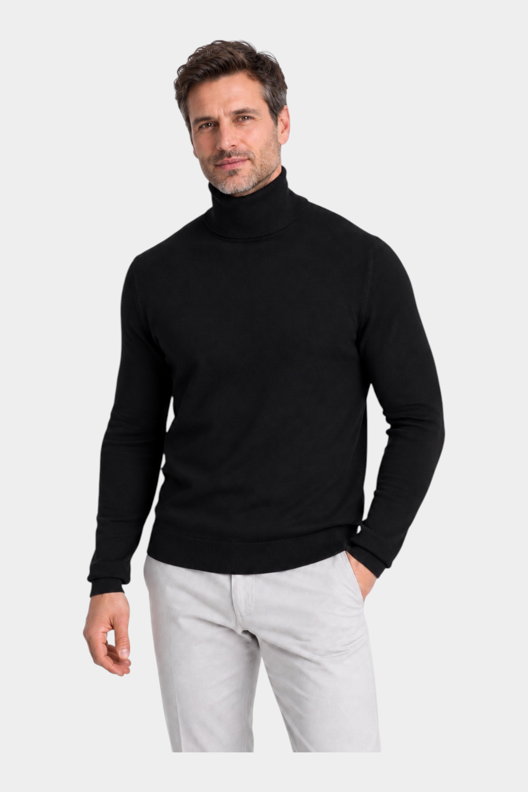 Modello indossa un dolcevita nero a maniche lunghe in filo di cotone Ragno, elegante e versatile per Follower SRL