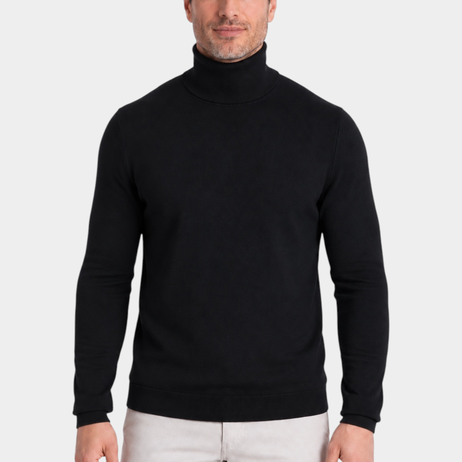 Modello indossa un dolcevita nero in filo di cotone RAGNO, proposto da Follower SRL, con collo alto e vestibilità slim