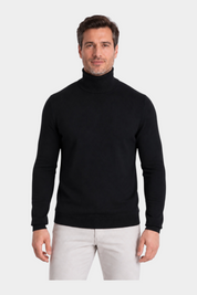 Modello indossa un dolcevita nero in filo di cotone RAGNO, proposto da Follower SRL, con collo alto e vestibilità slim