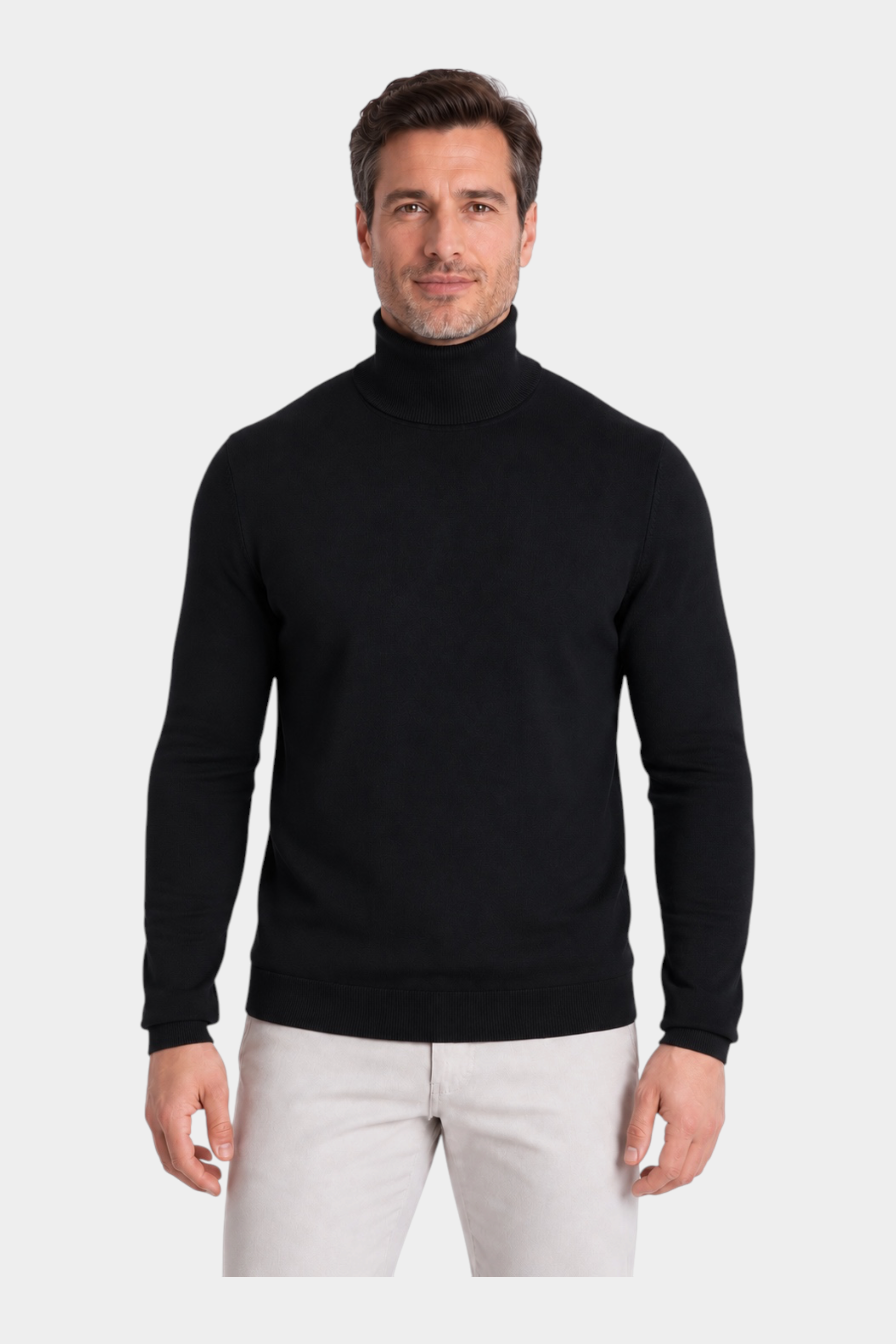 Modello indossa un dolcevita nero in filo di cotone RAGNO, proposto da Follower SRL, con collo alto e vestibilità slim