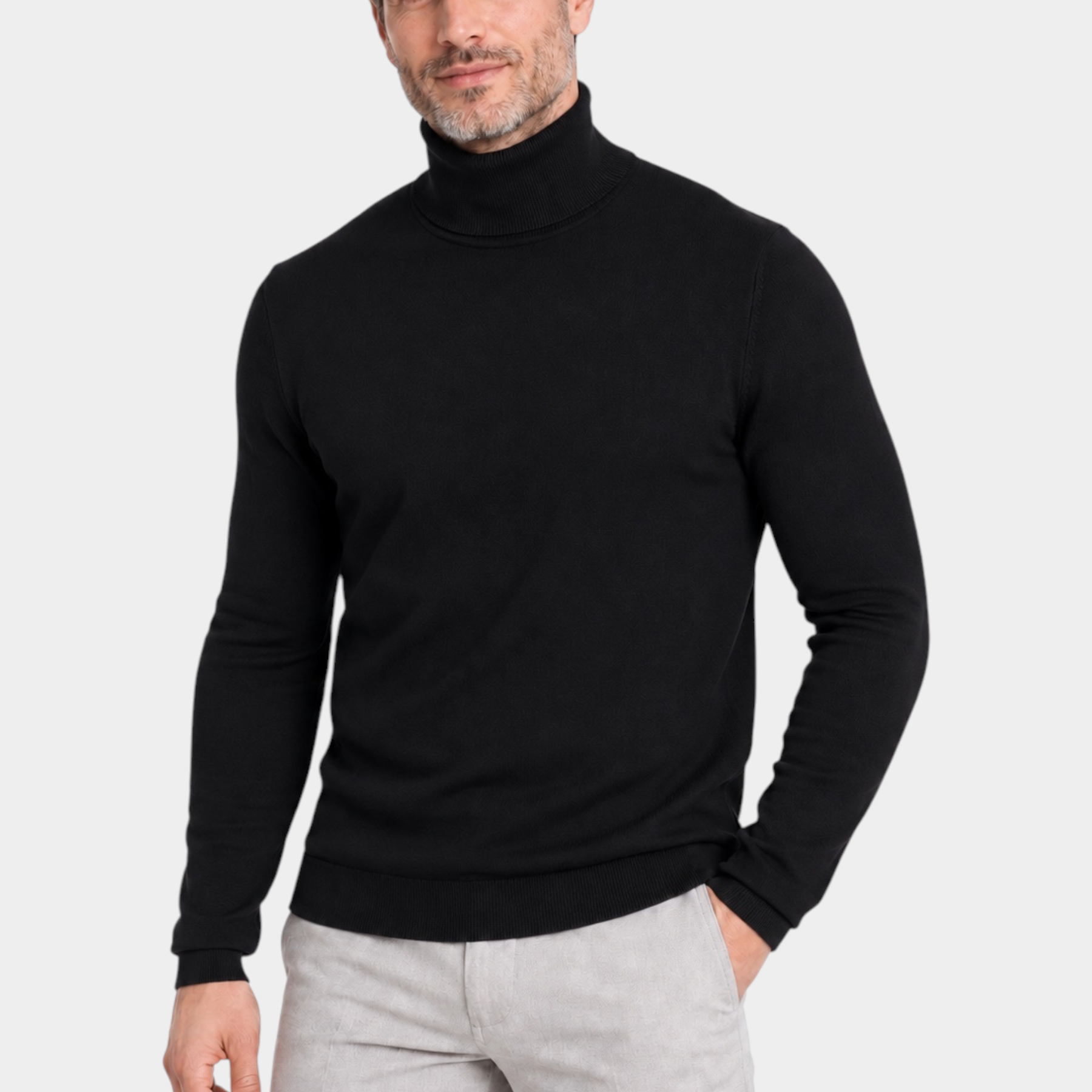Modello indossa dolcevita nero a collo alto in filo di cotone Ragno, proposto da Follower SRL su sfondo bianco.