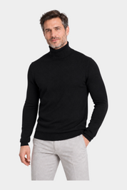 Modello indossa dolcevita nero a collo alto in filo di cotone Ragno, proposto da Follower SRL su sfondo bianco.