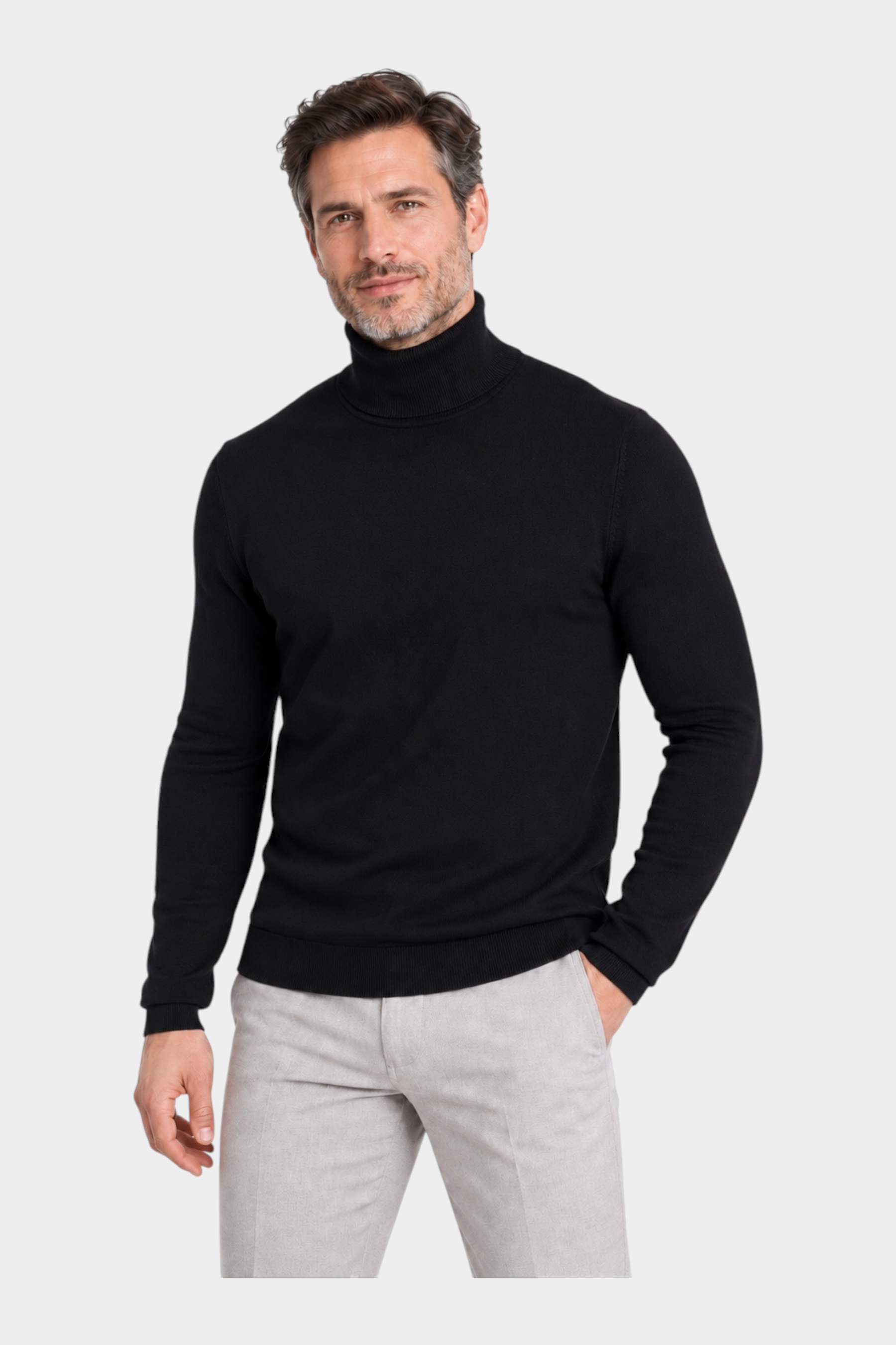 Modello indossa dolcevita nero a collo alto in filo di cotone Ragno, proposto da Follower SRL su sfondo bianco.