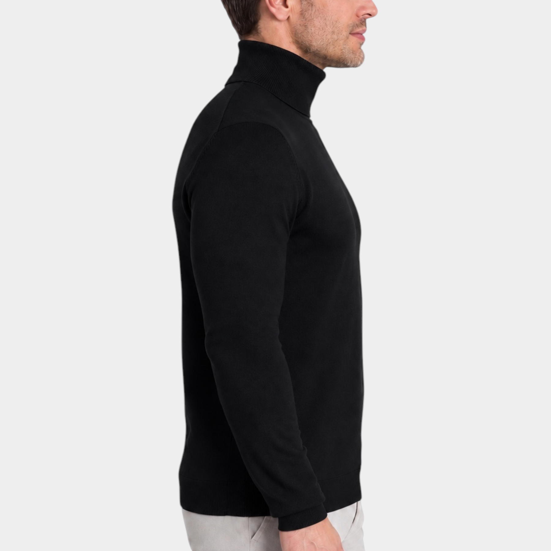 Dolcevita nero in filo Ragno indossato da un uomo, vista laterale, maglione a collo alto Follower SRL