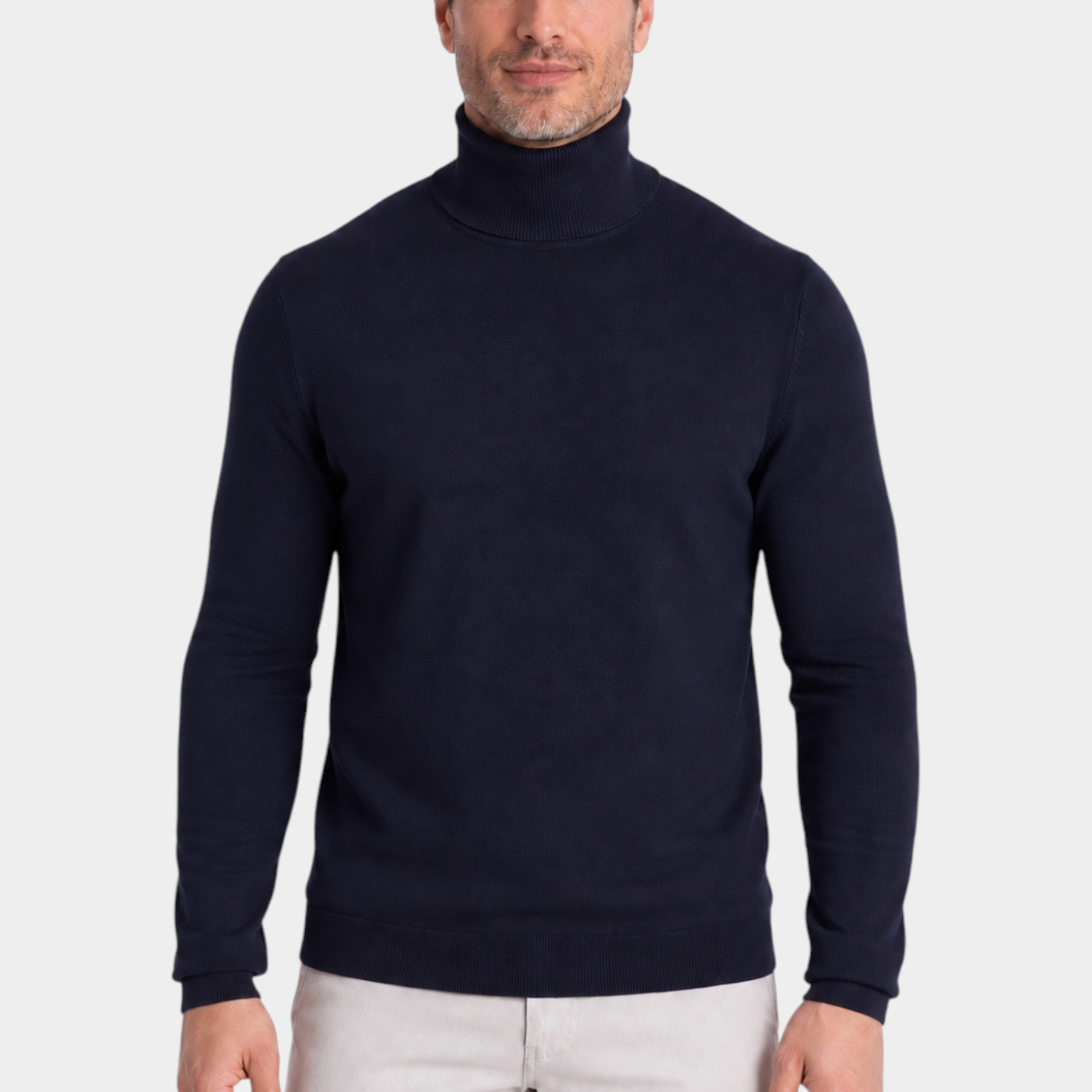 Modello indossa un dolcevita blu in filo RAGNO di Follower SRL con collo alto e vestibilità classica