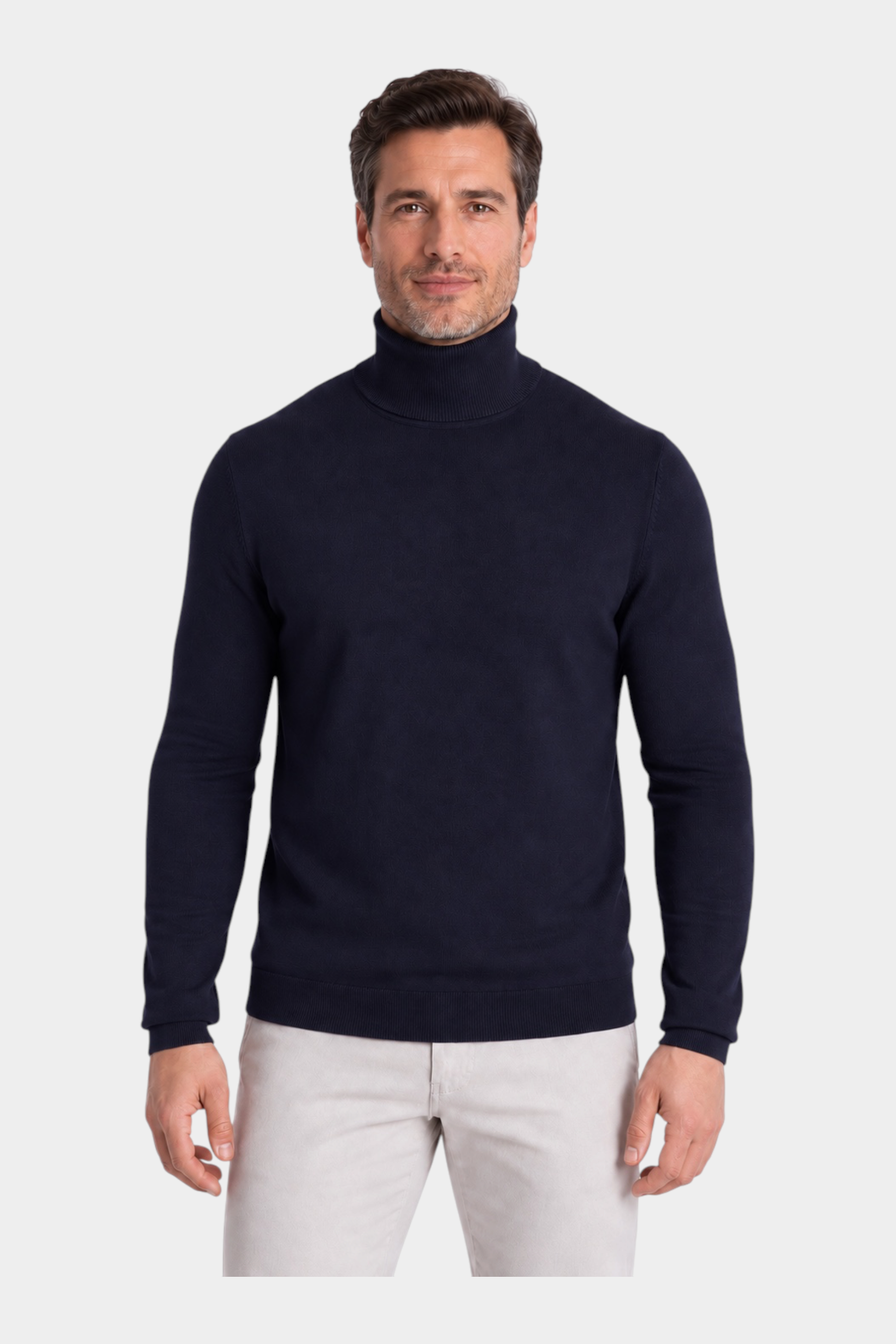 Modello indossa un dolcevita blu in filo RAGNO di Follower SRL con collo alto e vestibilità classica