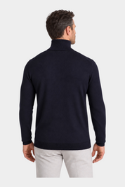 Vista posteriore di un uomo che indossa un dolcevita blu in filo di cotone del brand Follower SRL
