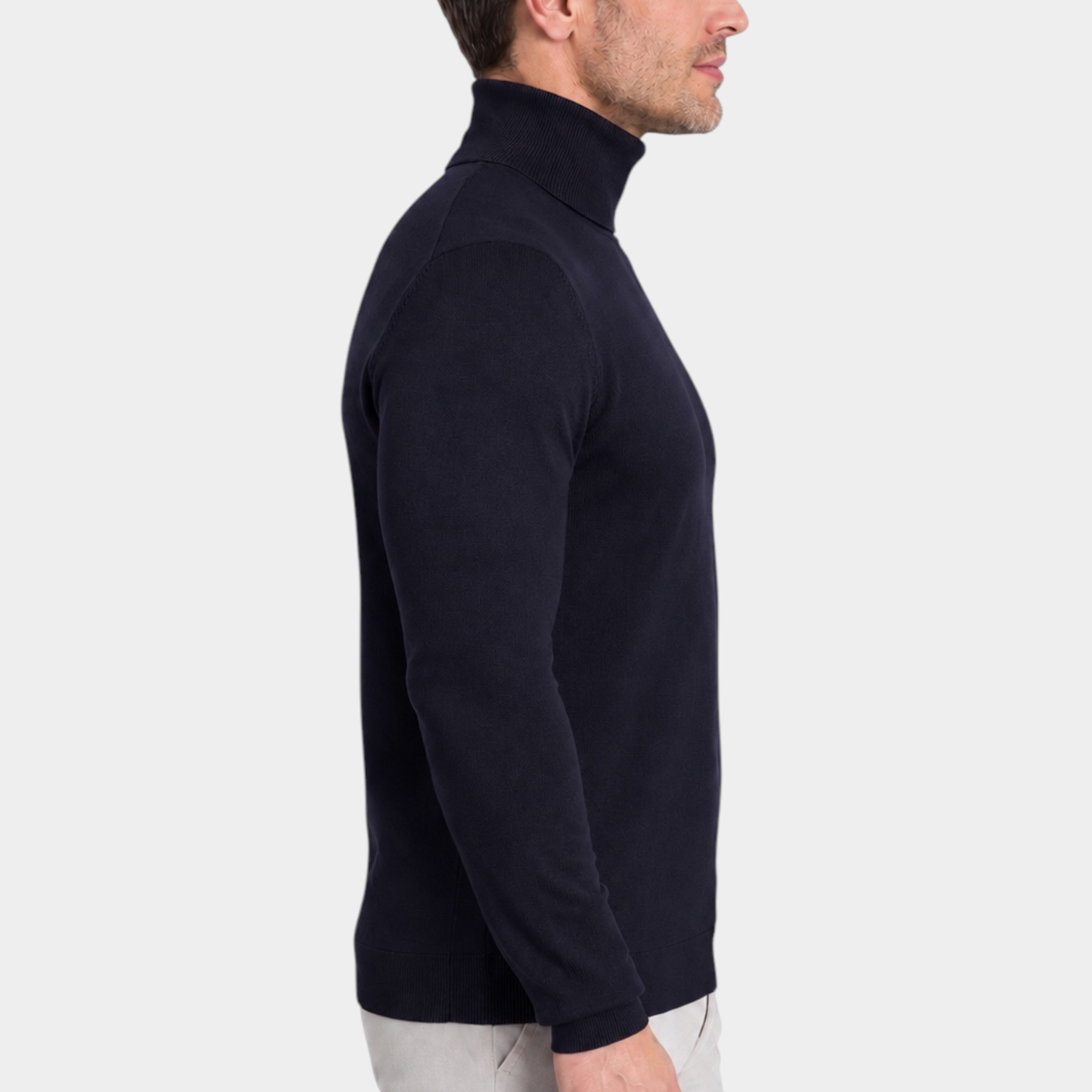 Dolcevita da uomo blu in filo RAGNO indossato da un modello, vista laterale, maglione elegante Follower SRL