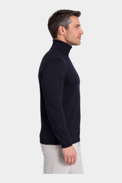 Dolcevita da uomo blu in filo RAGNO indossato da un modello, vista laterale, maglione elegante Follower SRL