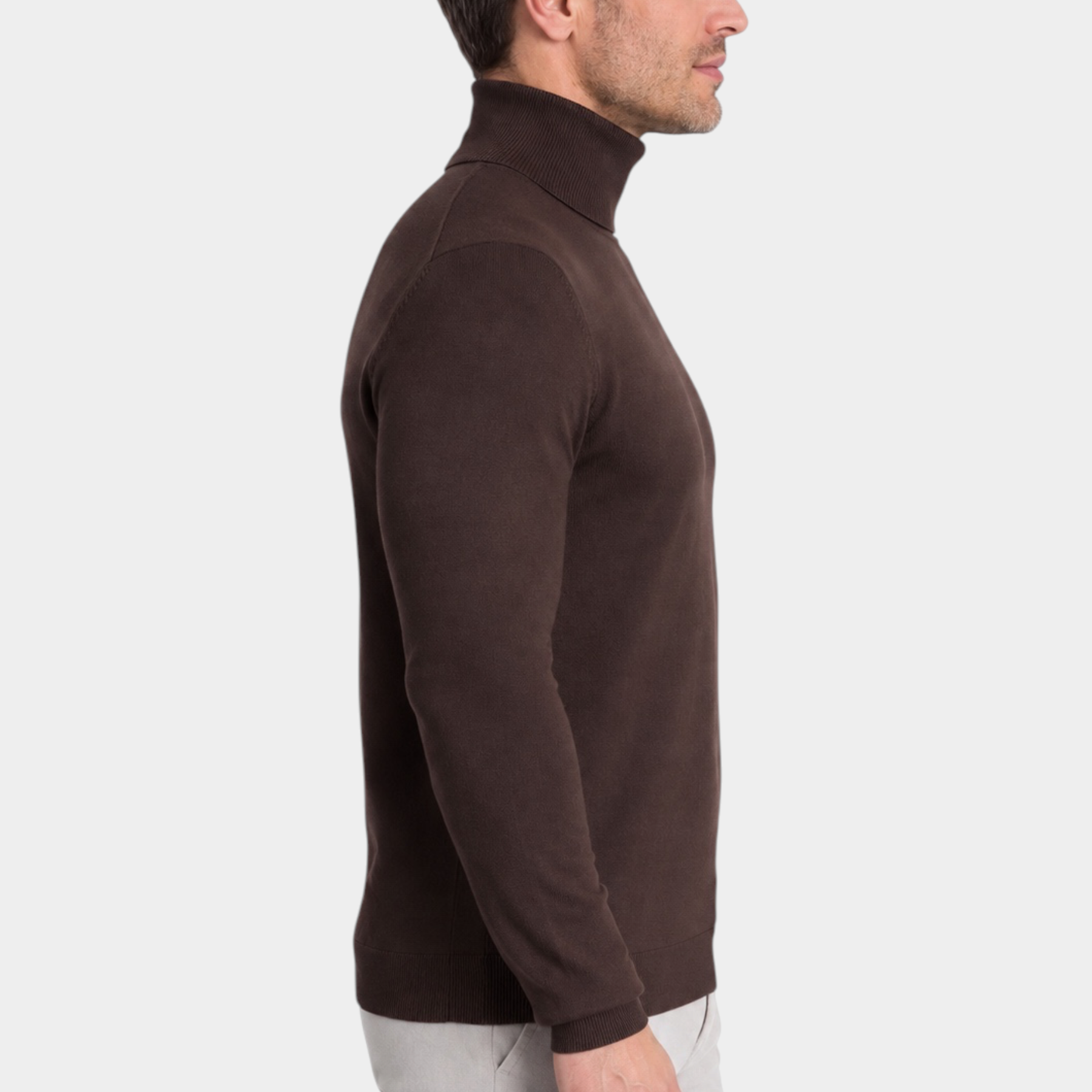 Dolcevita da uomo marrone in filo RAGNO indossato da un modello, vista laterale, collezione Follower SRL