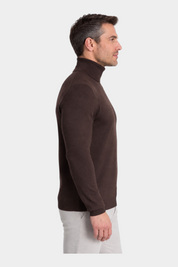 Dolcevita da uomo marrone in filo RAGNO indossato da un modello, vista laterale, collezione Follower SRL