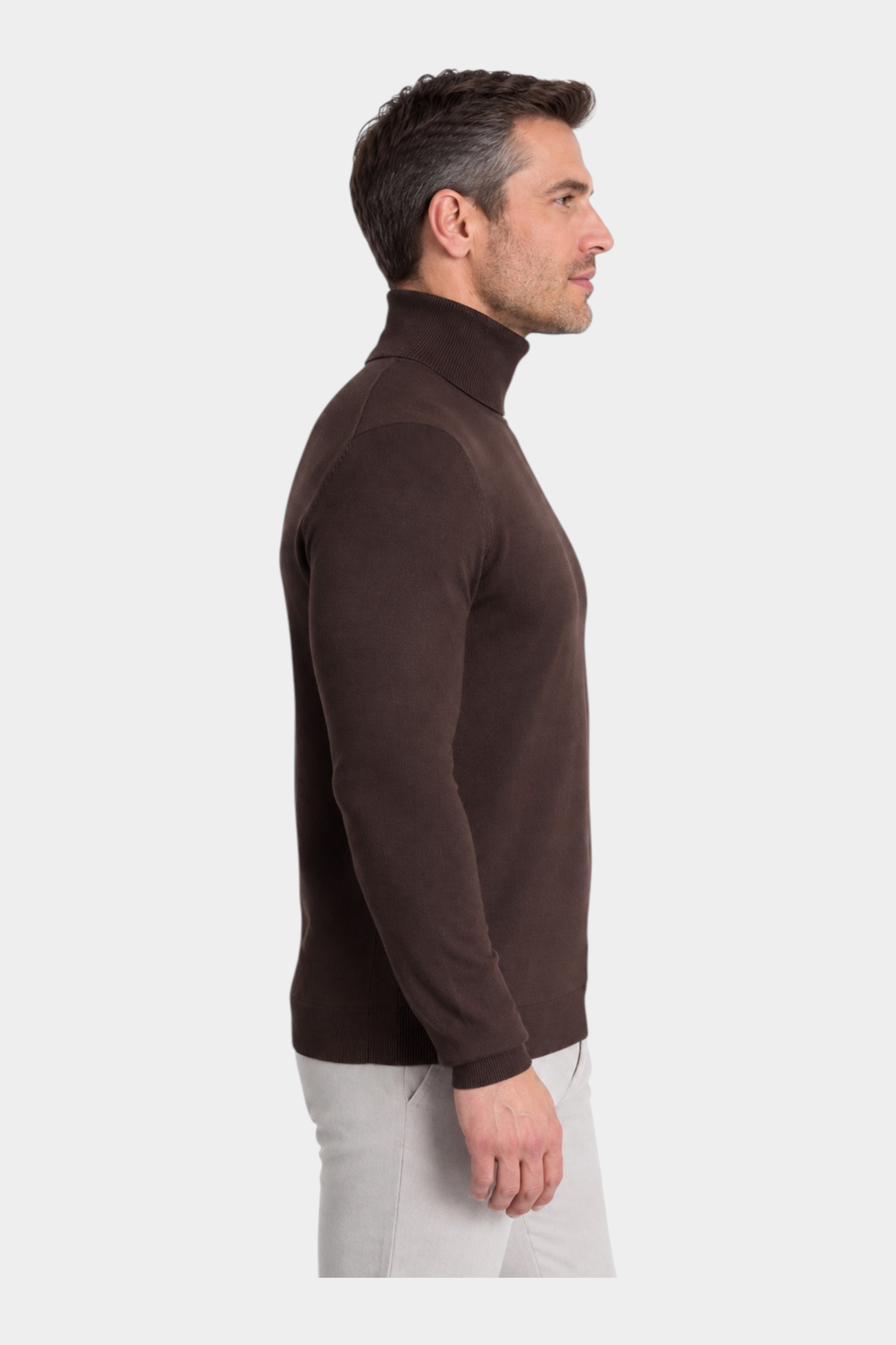 Dolcevita da uomo marrone in filo RAGNO indossato da un modello, vista laterale, collezione Follower SRL
