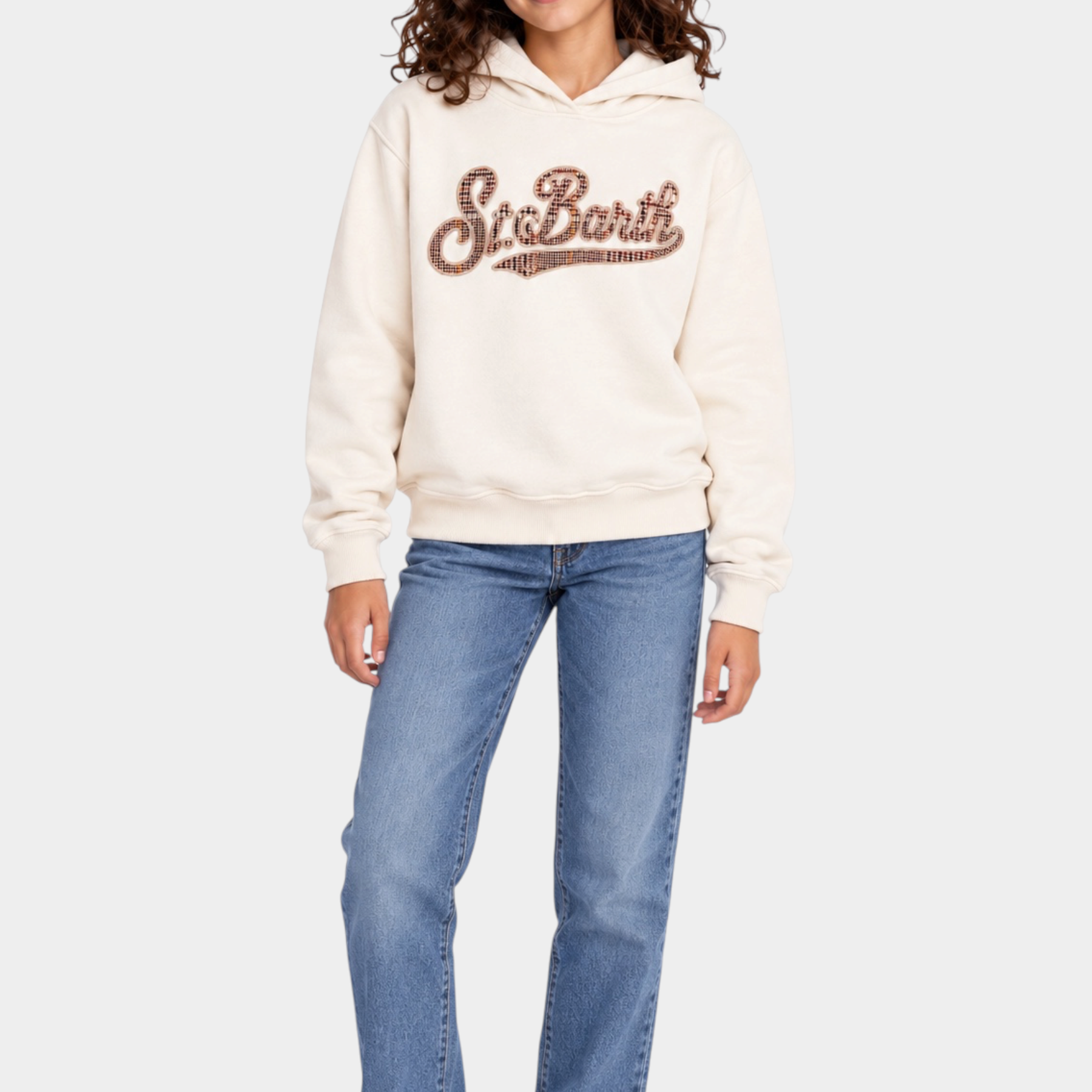 Ragazza indossa felpa Follower SRL MC2 Saint Barth avorio con cappuccio, scritta tartan e jeans blu