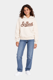 Ragazza indossa felpa Follower SRL MC2 Saint Barth avorio con cappuccio, scritta tartan e jeans blu
