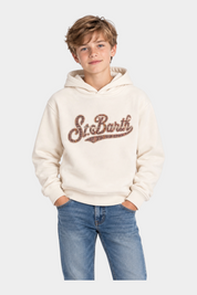 Ragazzo indossa felpa Follower SRL MC2 Saint Barth avorio con cappuccio e scritta tartan sul petto