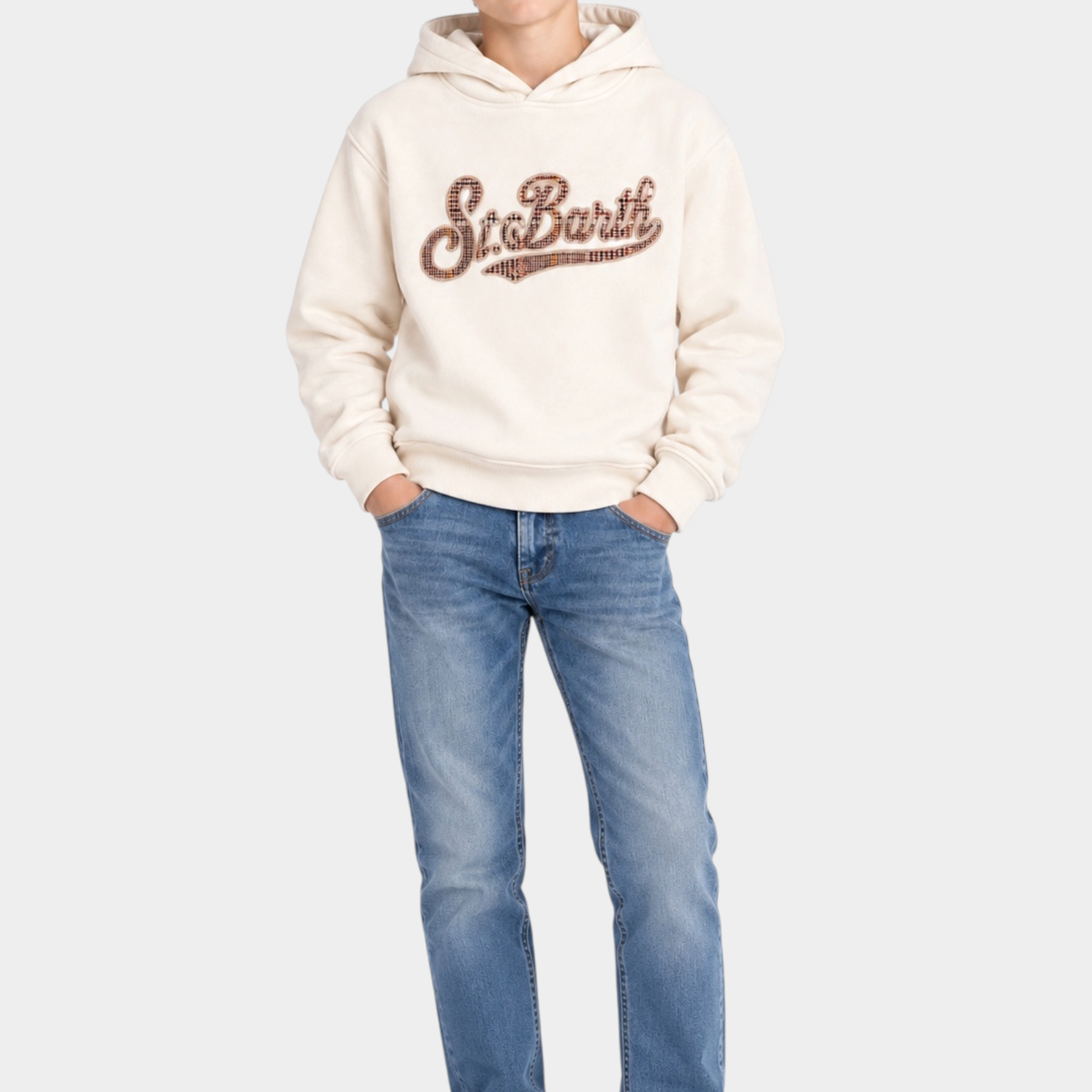 Ragazzo indossa felpa Follower SRL MC2 Saint Barth avorio con cappuccio e scritta tartan sul petto, jeans e sneakers