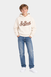 Ragazzo indossa felpa Follower SRL MC2 Saint Barth avorio con cappuccio e scritta tartan sul petto, jeans e sneakers