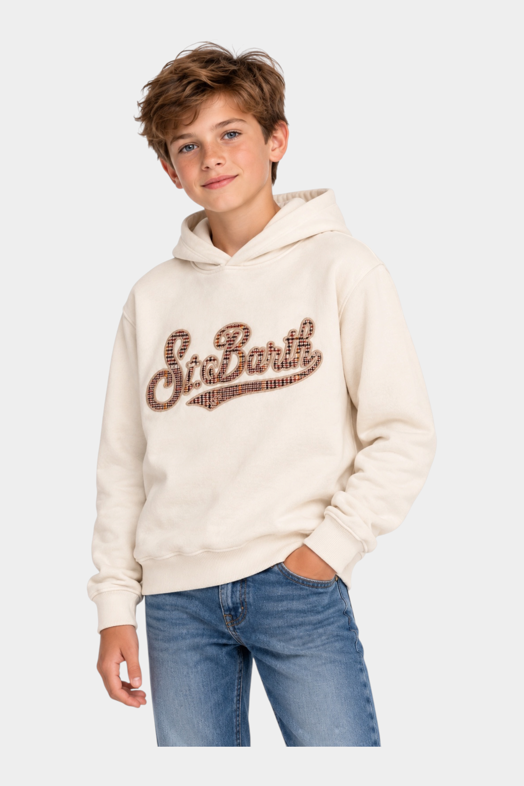 Ragazzo indossa felpa Follower SRL MC2 Saint Barth avorio con cappuccio e scritta tartan sul petto