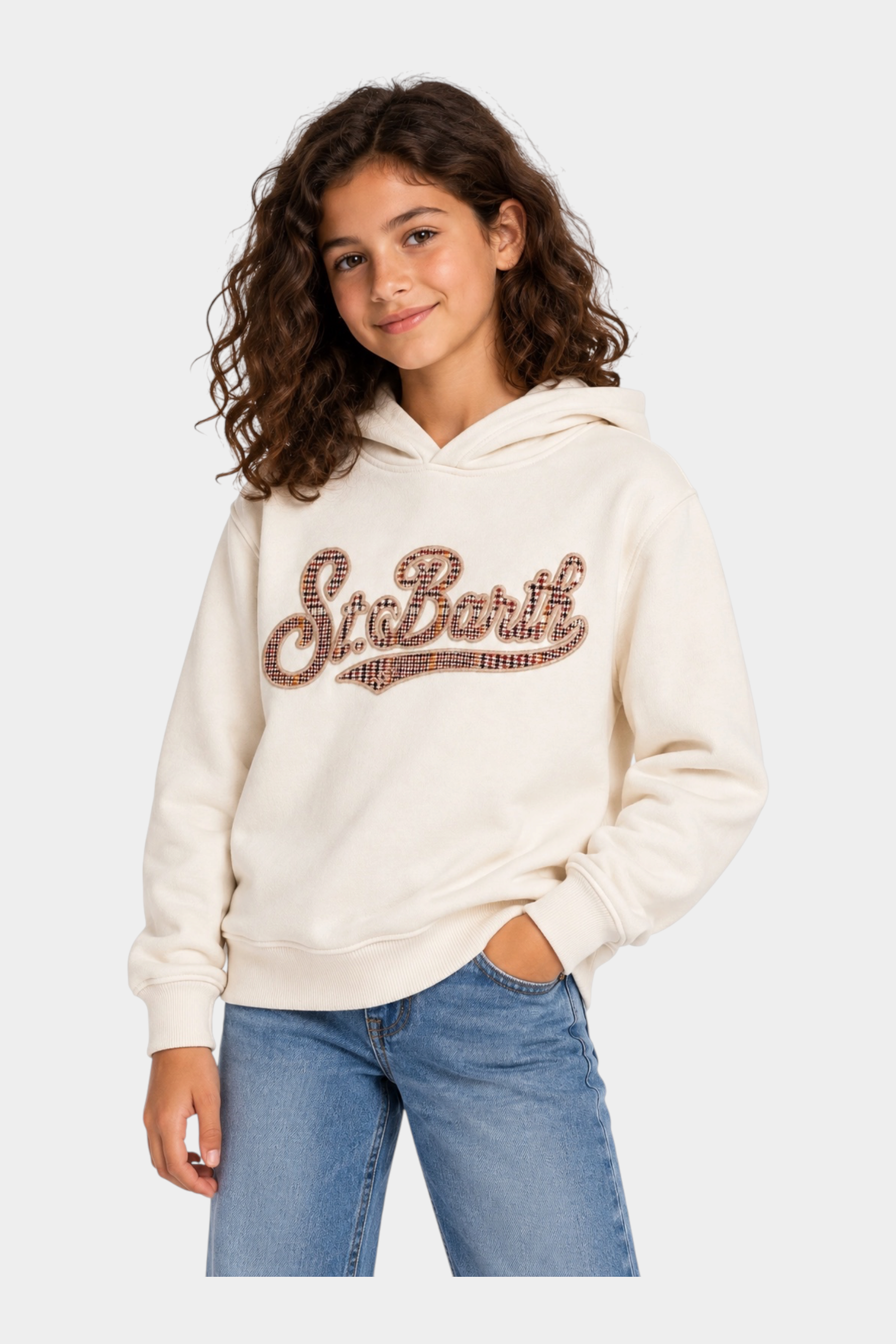 Ragazza indossa felpa Follower SRL MC2 Saint Barth avorio con cappuccio e scritta tartan sul petto