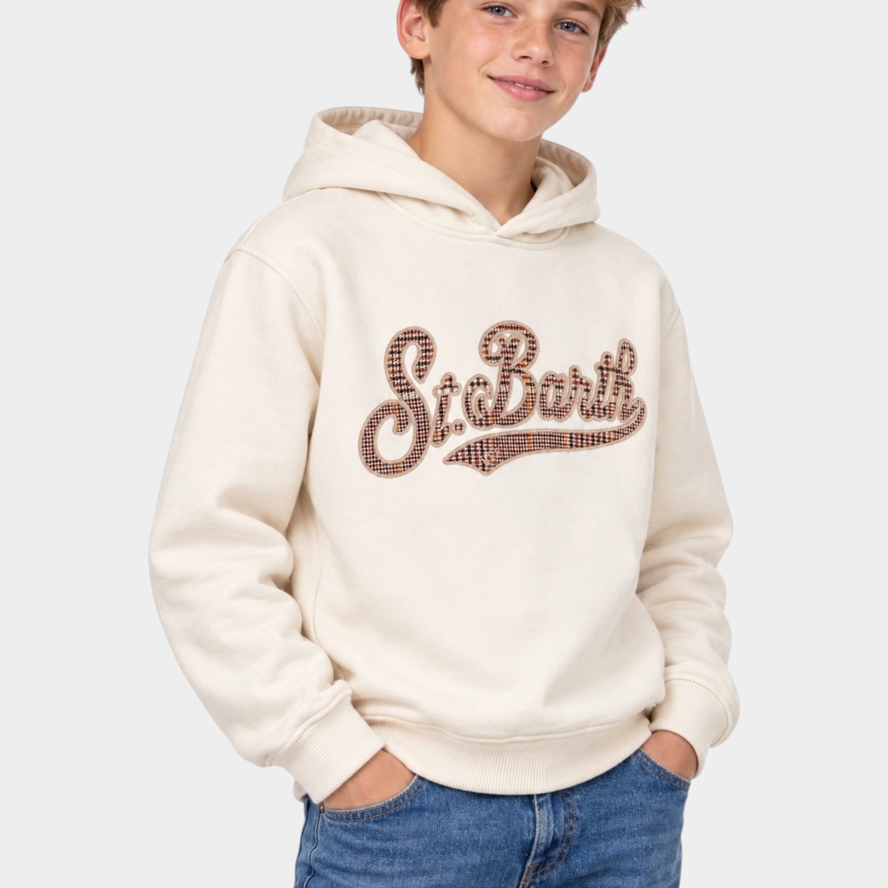 Ragazzo indossa felpa Follower SRL MC2 Saint Barth avorio con cappuccio, scritta tartan e polsini a costine