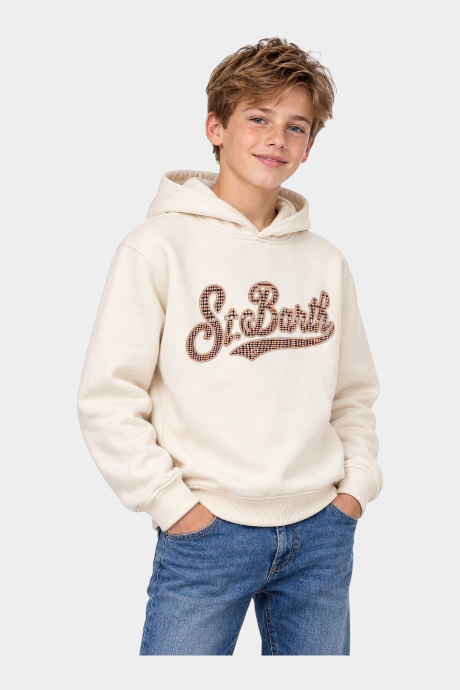 Ragazzo indossa felpa Follower SRL MC2 Saint Barth avorio con cappuccio, scritta tartan e polsini a costine