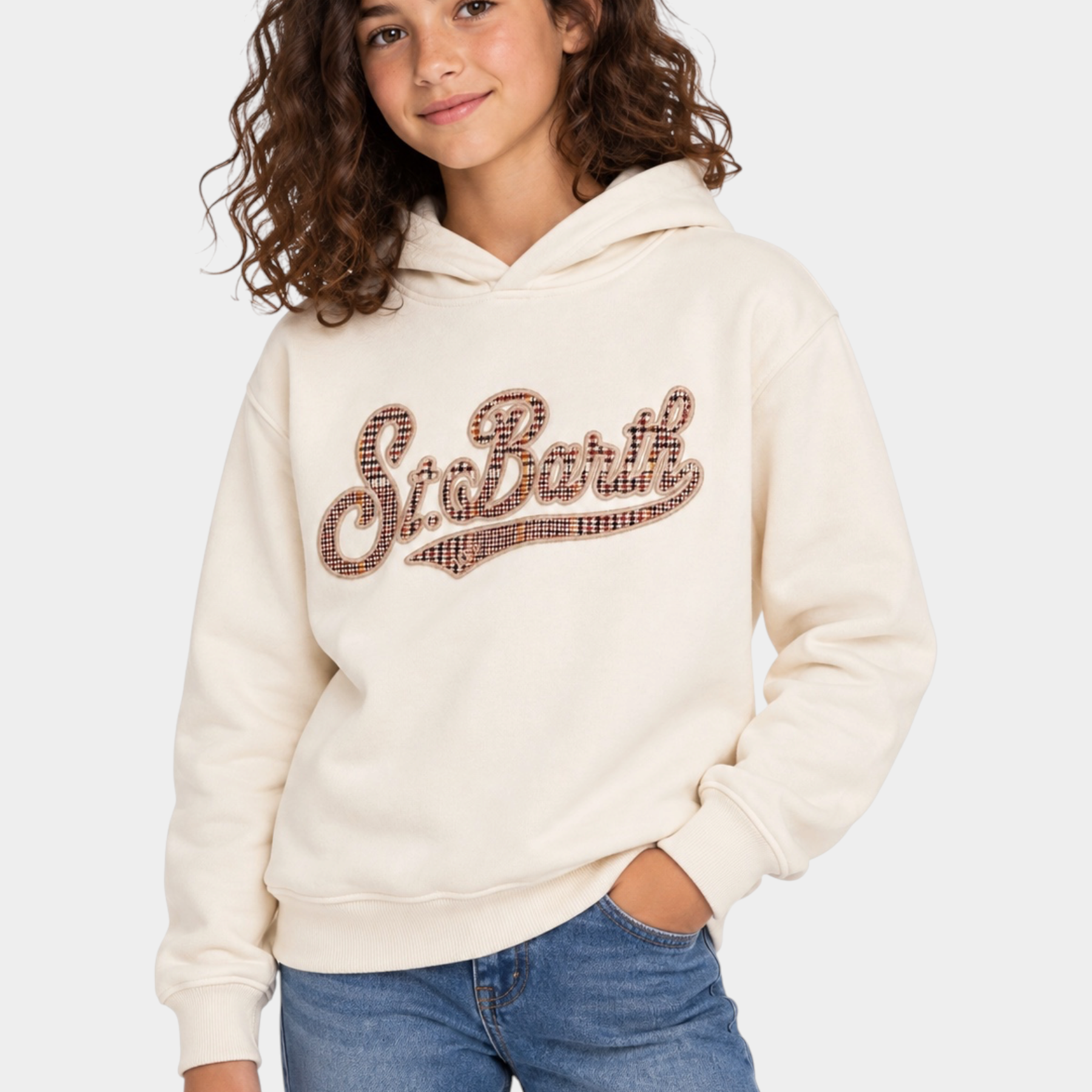 Ragazza indossa felpa Follower SRL MC2 Saint Barth avorio con cappuccio e scritta tartan sul petto