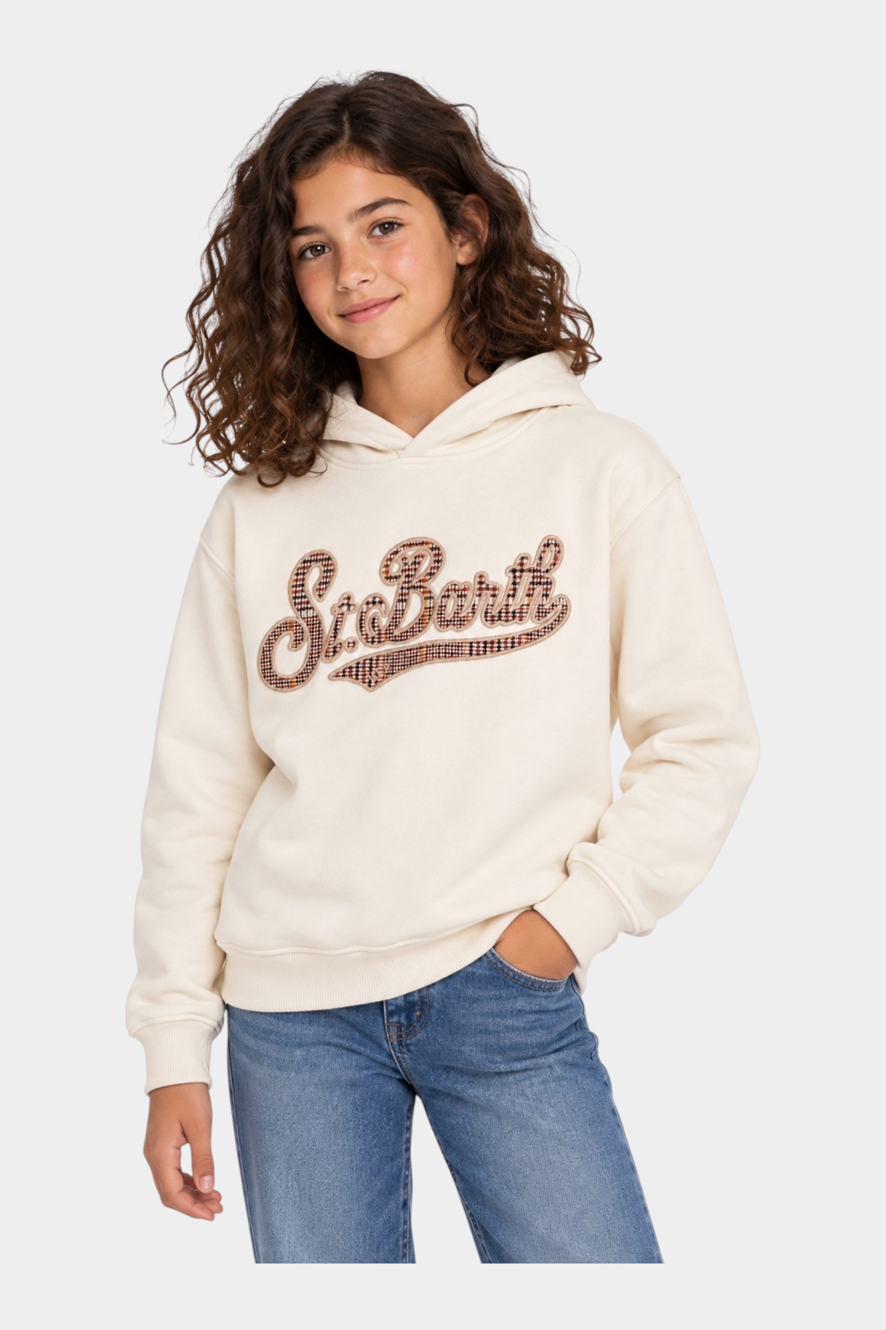Ragazza indossa felpa Follower SRL MC2 Saint Barth avorio con cappuccio e scritta tartan sul petto