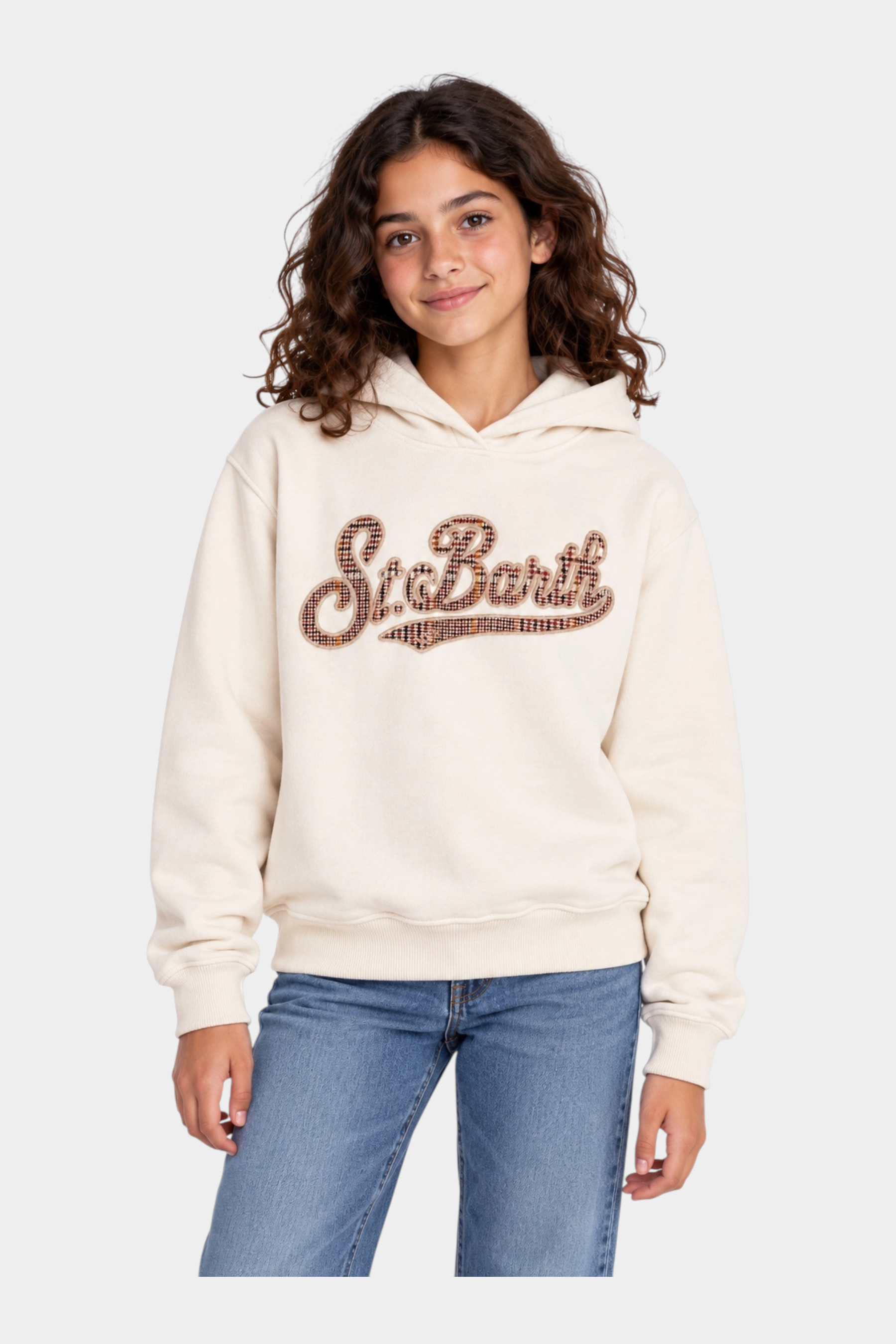 Ragazza indossa felpa Follower SRL MC2 Saint Barth avorio con cappuccio e scritta tartan St. Barth sul petto