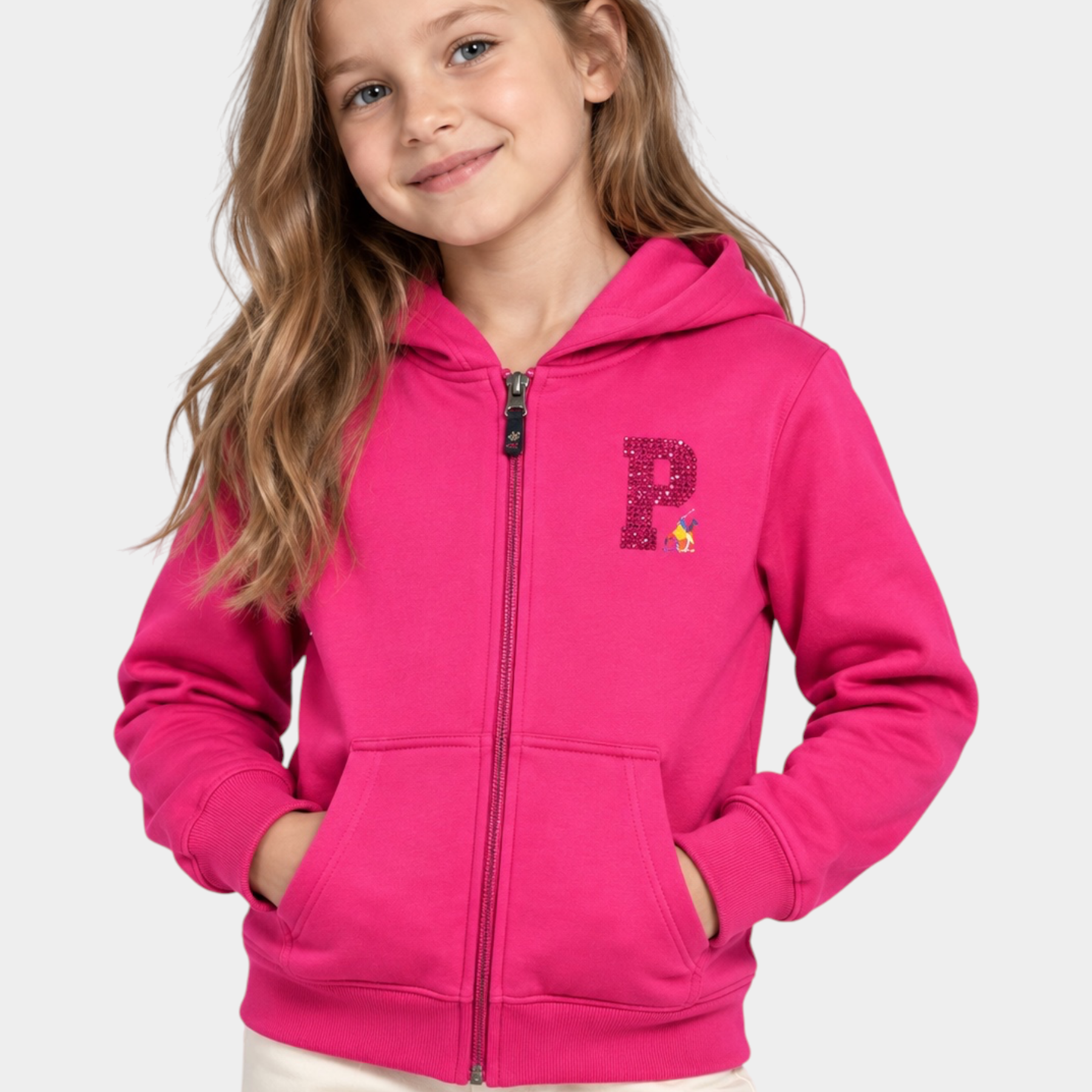 Bambina indossa una felpa Follower SRL fucsia con cappuccio, zip integrale e logo P decorato con strass