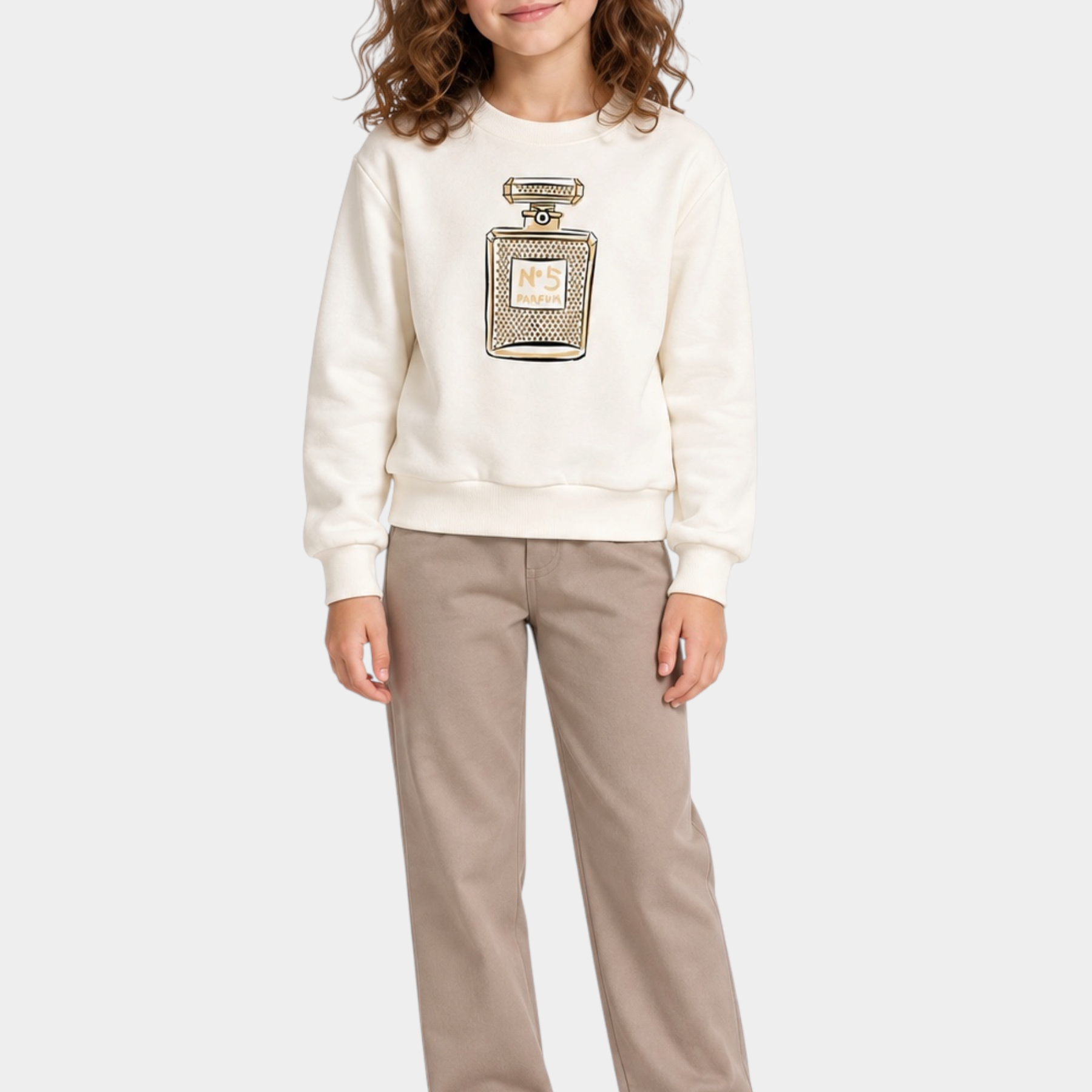 Bambina indossa felpa Follower SRL bianca con stampa profumo gioiello e strass abbinata a pantaloni beige